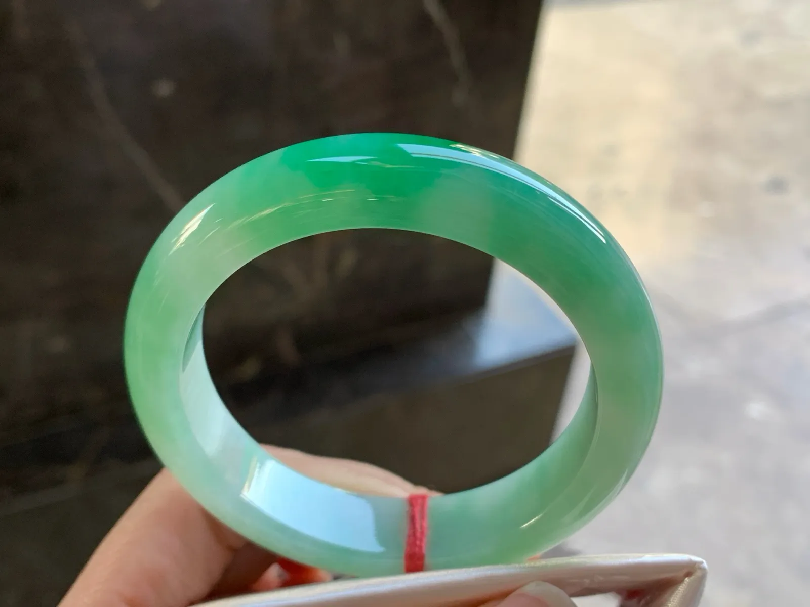 55-12.9-8.9

阳绿色手镯^_^玉质温润 细腻