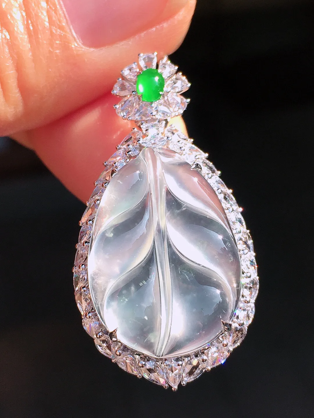 玻璃种玉叶吊坠，玉质细腻，荧光感超
强，饱满圆润，尽显优雅气质，18k
金豪华镶嵌