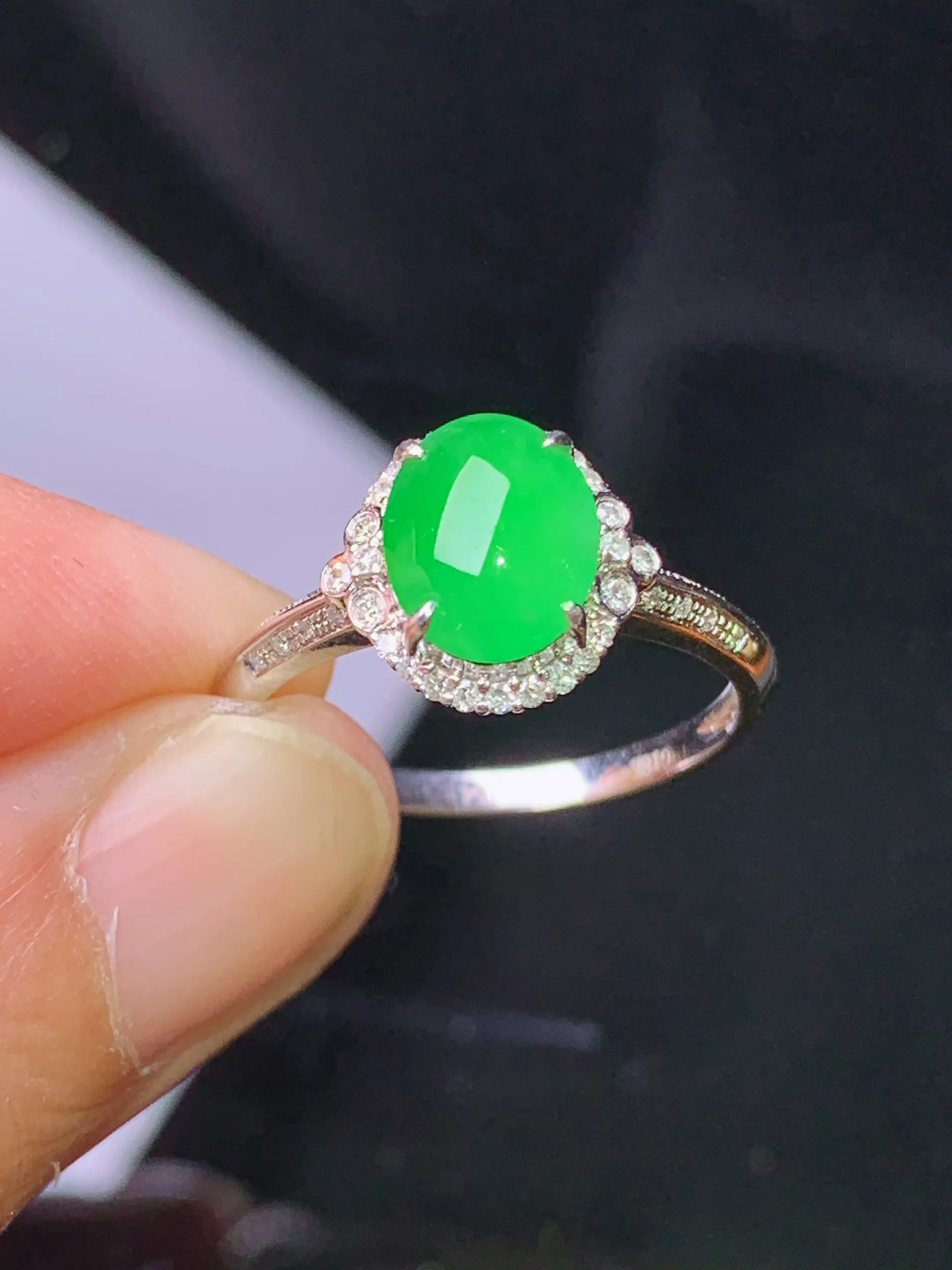 18k金钻镶嵌翠绿蛋面戒指 玉质细腻 色泽清新艳丽 圈口14 整体尺寸10.2*10.8*6.8