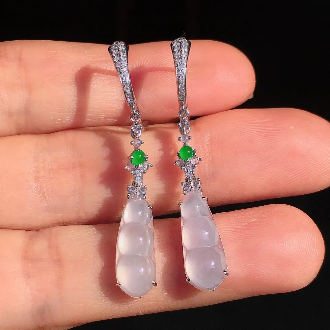 冰种福豆耳坠，玉质细腻，荧光感超
强，饱满圆润，尽显优雅气质，18k
金豪华镶嵌