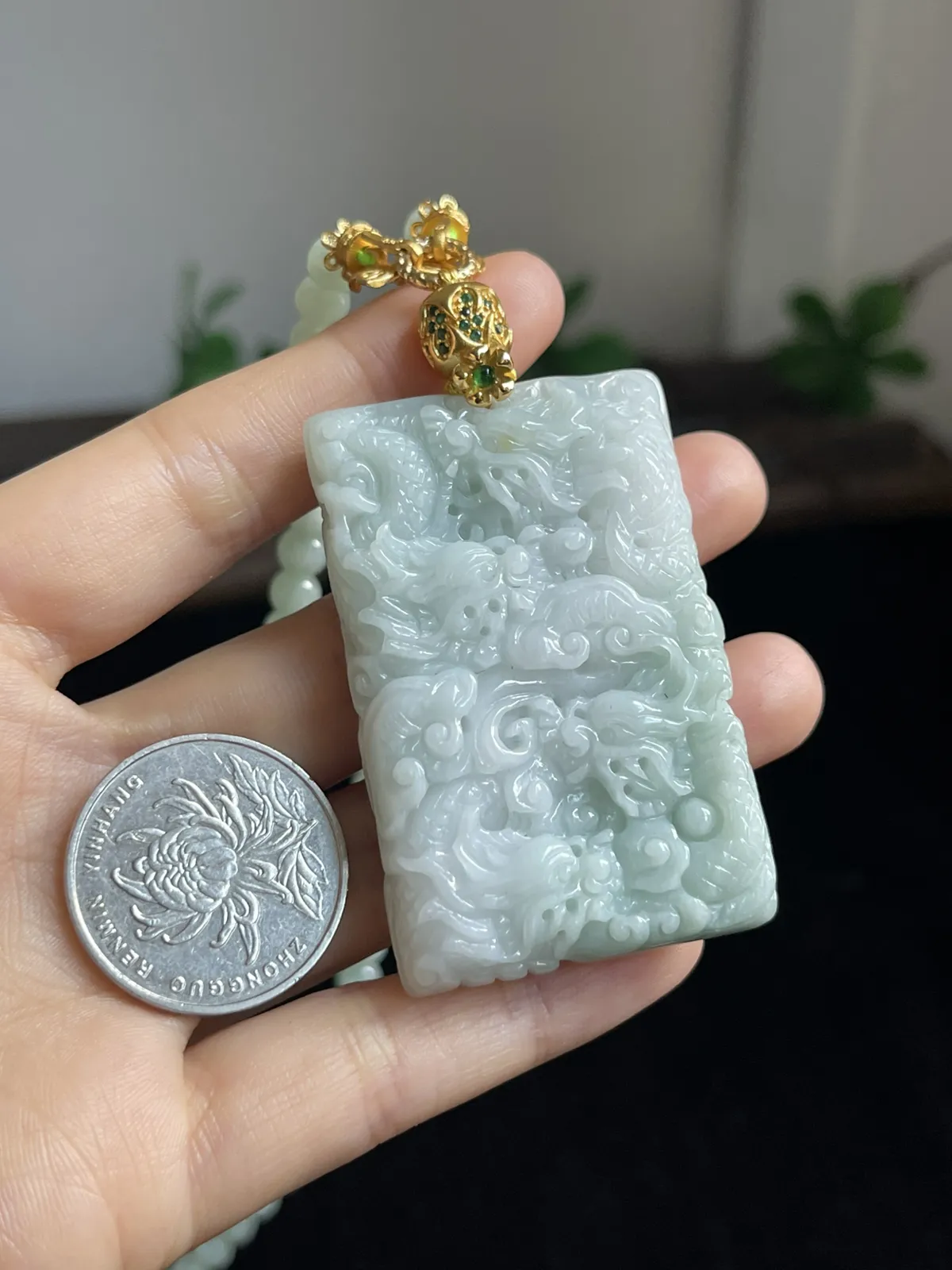 翡翠糯化种吊坠，配珠未测