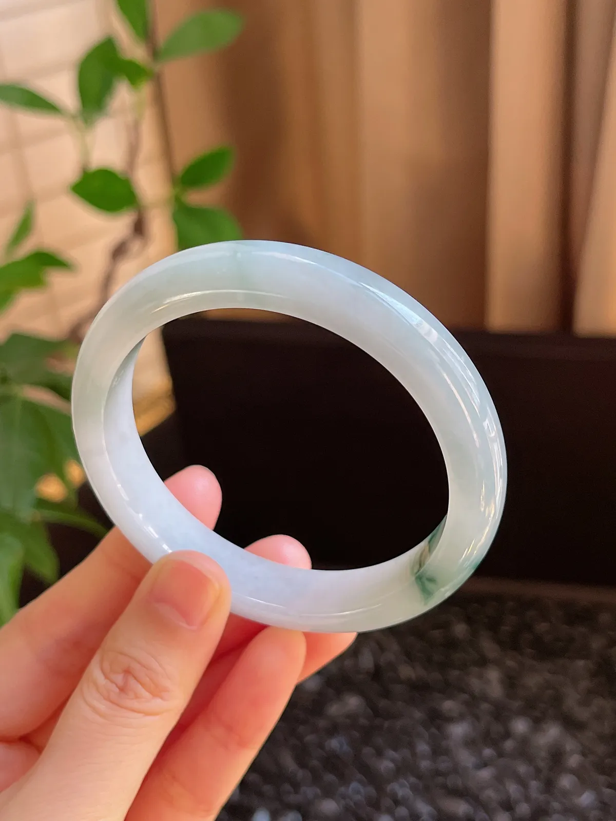 正圈56.8圈口，翡翠糯化种飘绿手镯