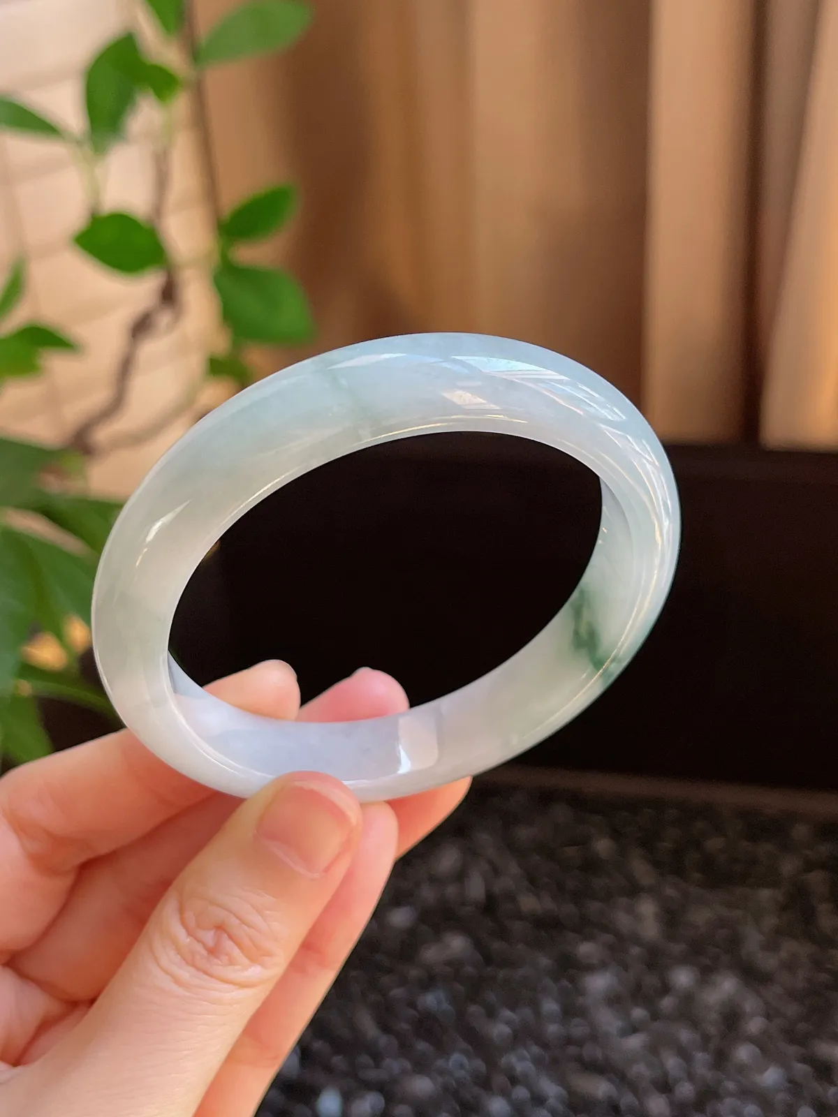 正圈56.8圈口，翡翠糯化种飘绿手镯