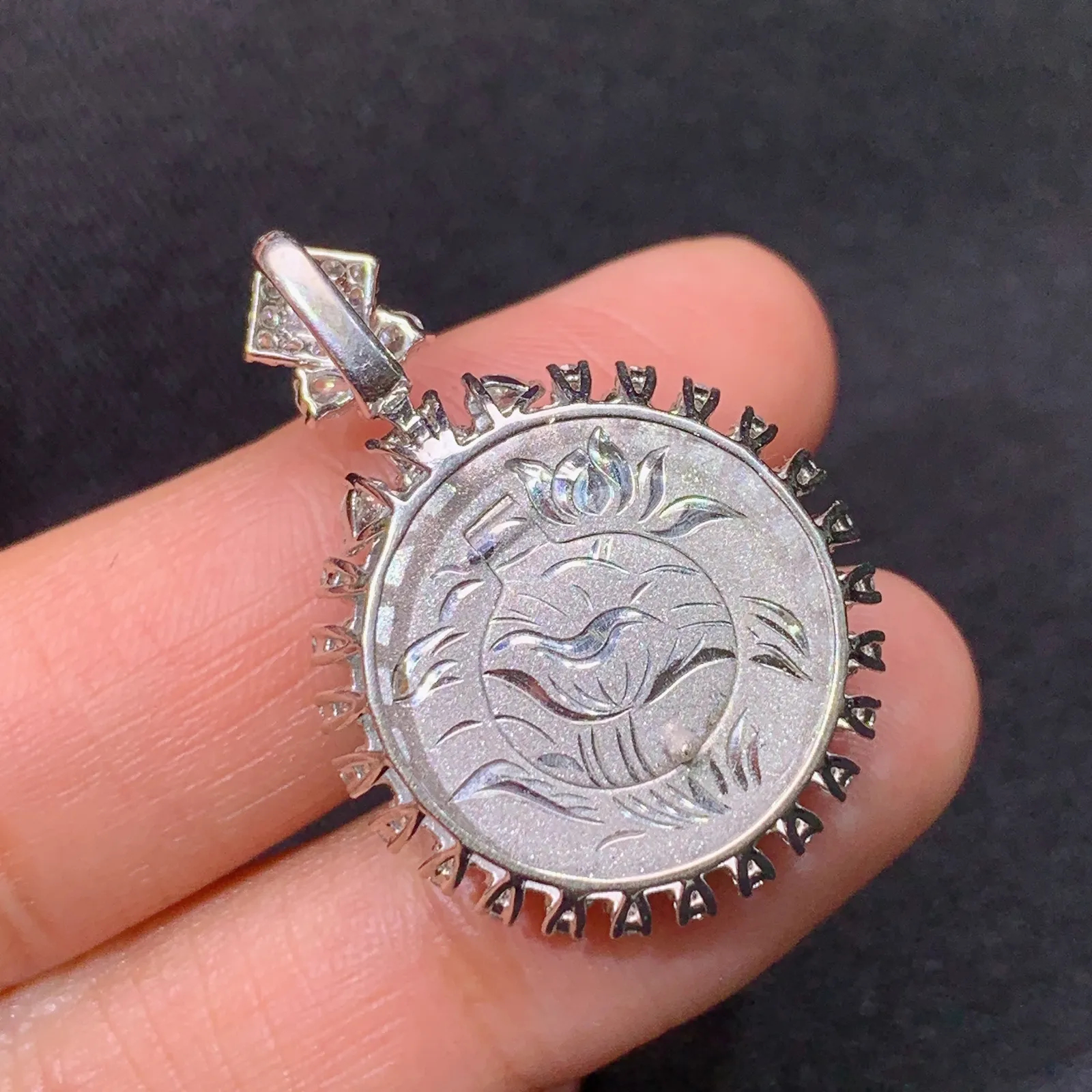 阳绿平安扣吊坠，18k金镶嵌，色泽鲜阳，冰润细腻，种水足，Yns 尺寸31.3*22*6.9