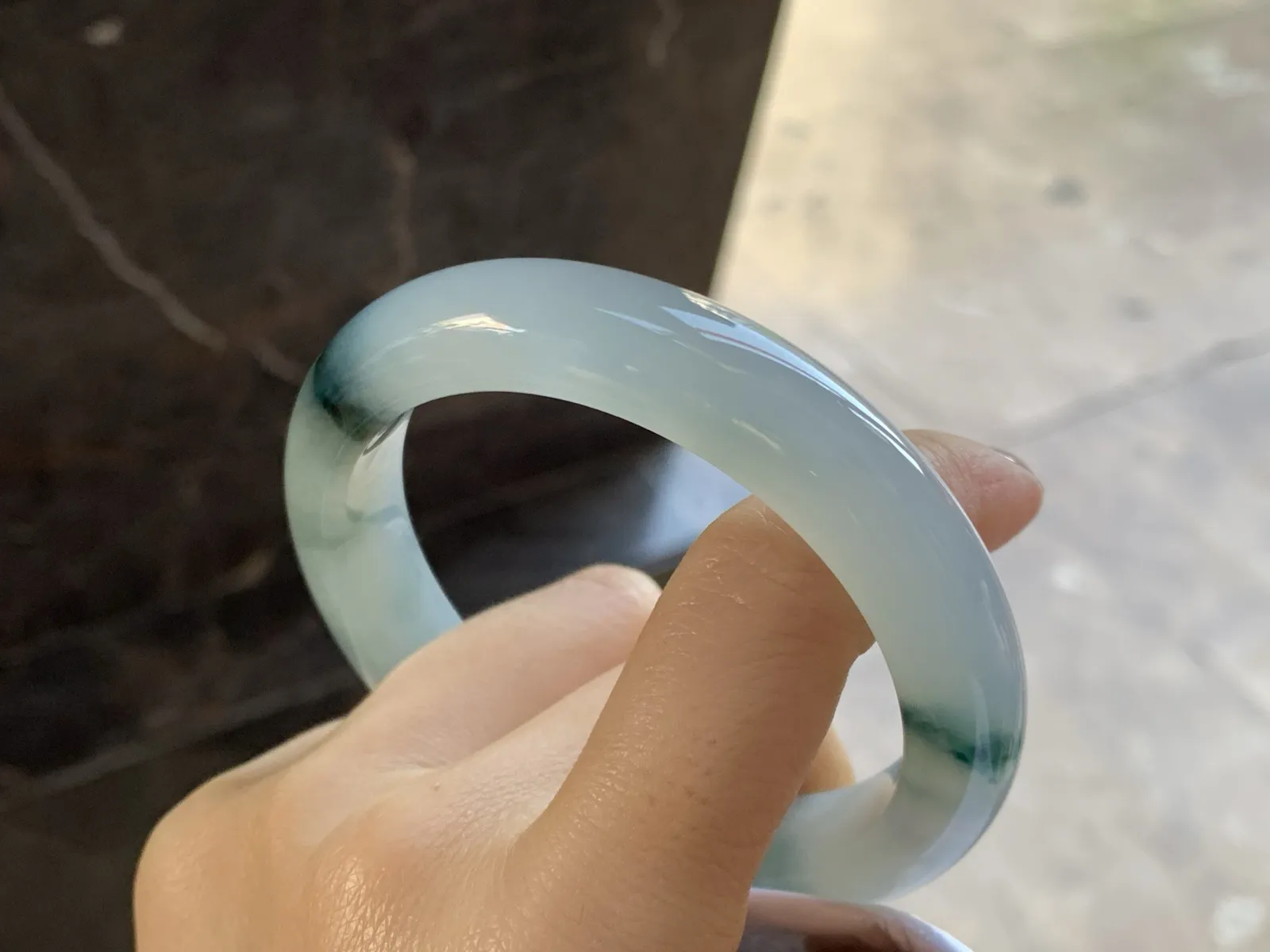 冰种飘花手镯
尺寸：58.4-12.6-9.3mm
种好 底子细腻干净