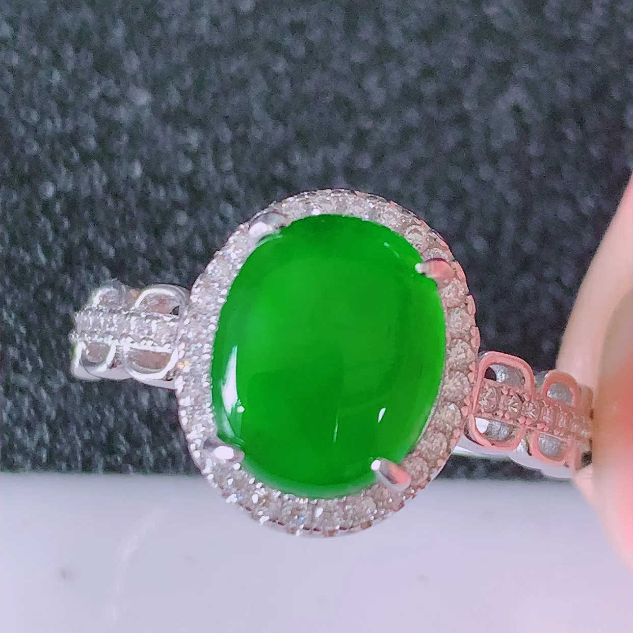 冰透满绿翡翠925银镶嵌戒指，自然光实拍，翠色灵动，颜色漂亮，种老水足，品相佳，佩戴佳品！#97.4（圈口可调大小）整体24.5*18.2*5.5裸石9.6*7.6