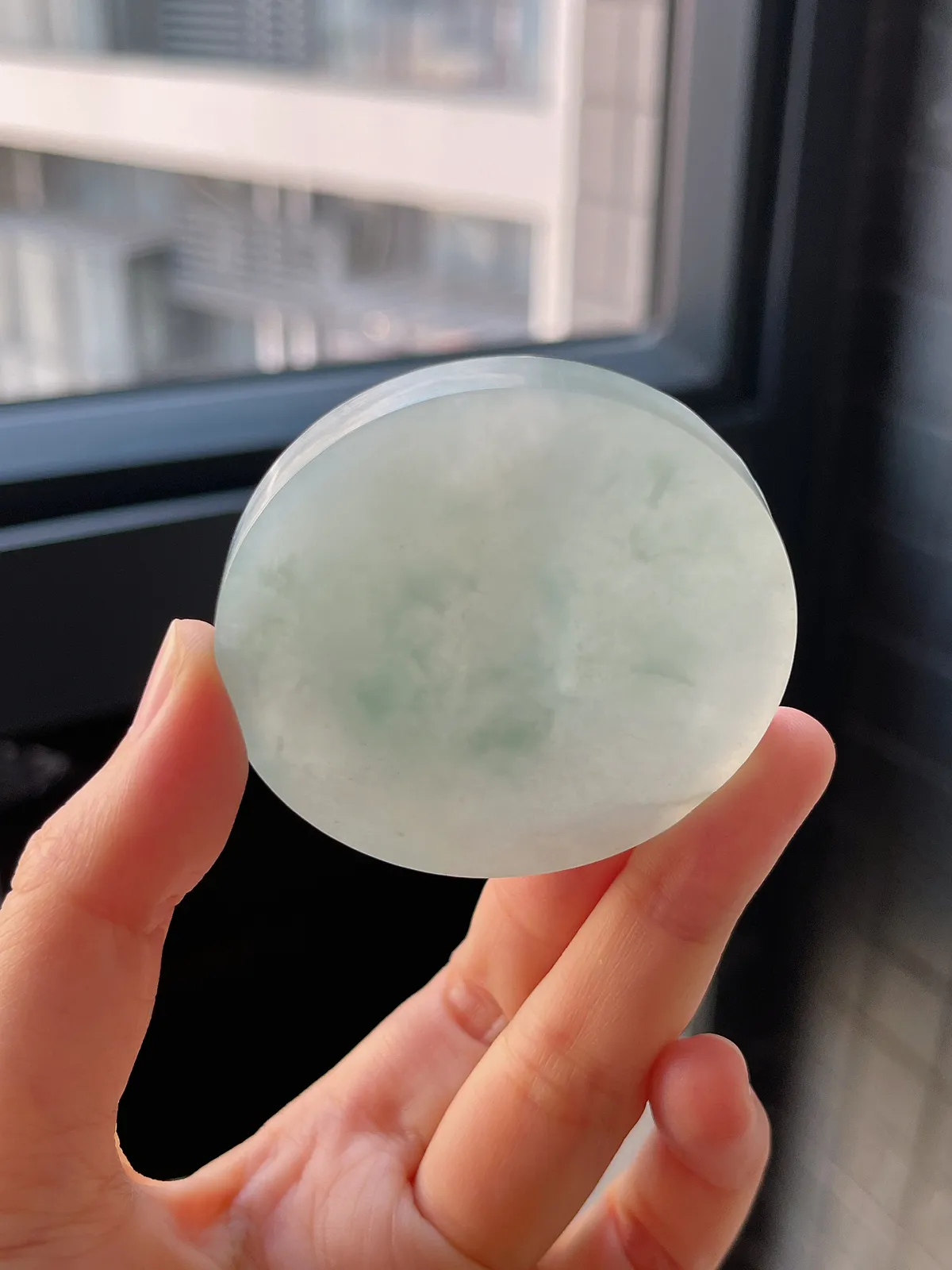 翡翠冰糯种淡绿色镯心