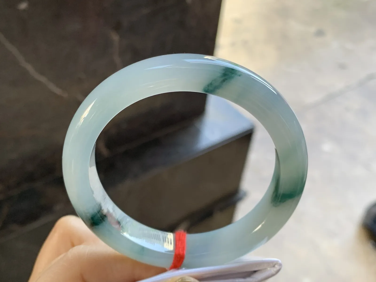 冰种飘花手镯
尺寸：58.4-12.6-9.3mm
种好 底子细腻干净