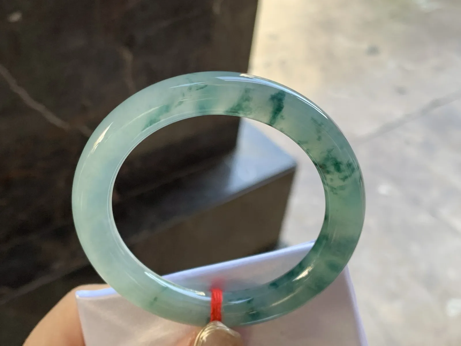 冰种飘花圆条手镯
尺寸：52.2-9.2-9.4mm
种水好 飘花浓郁