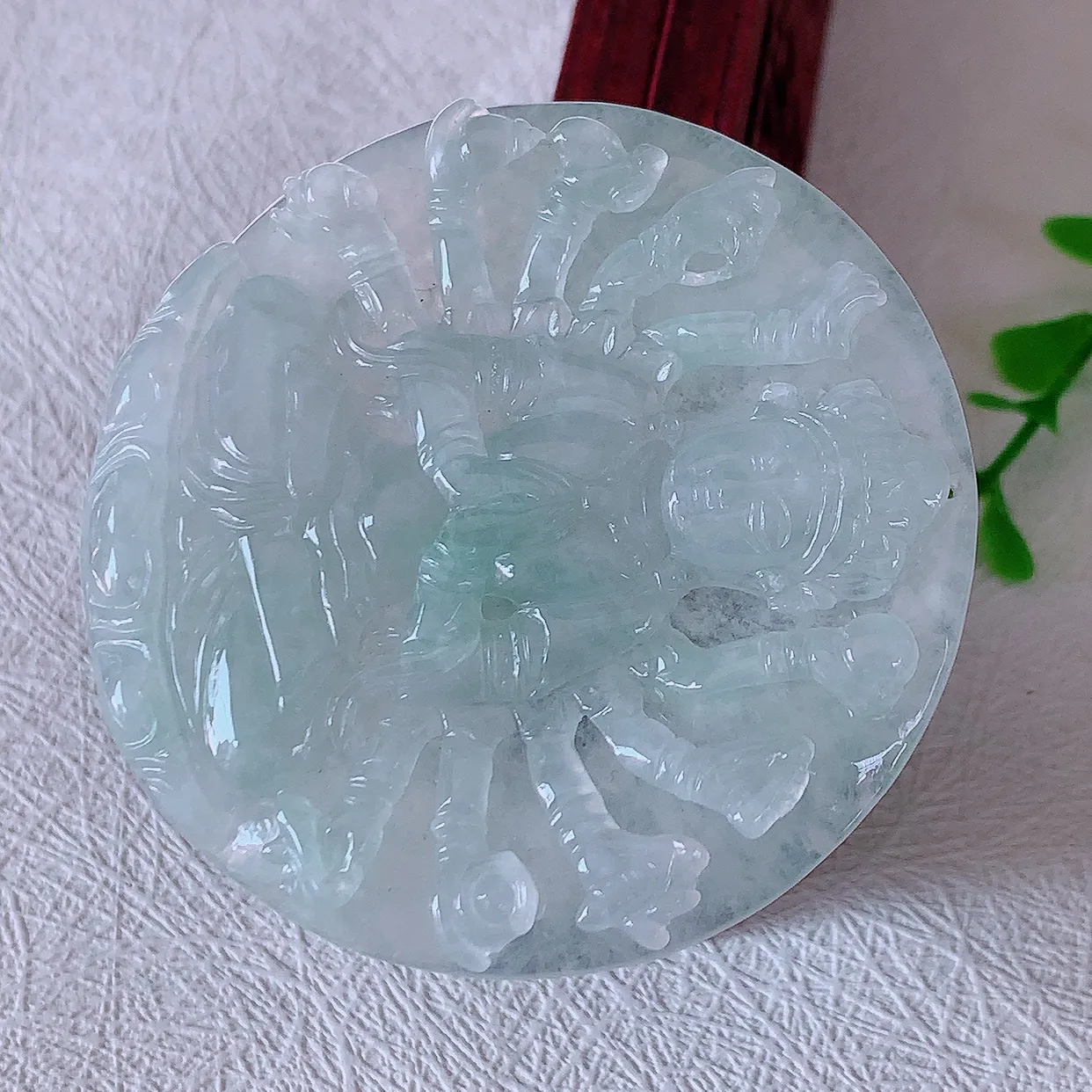 自然光实拍，冰飘花翡翠千手观音菩萨吊坠，赐福观音，玉润通透，慈祥端庄！#46.2