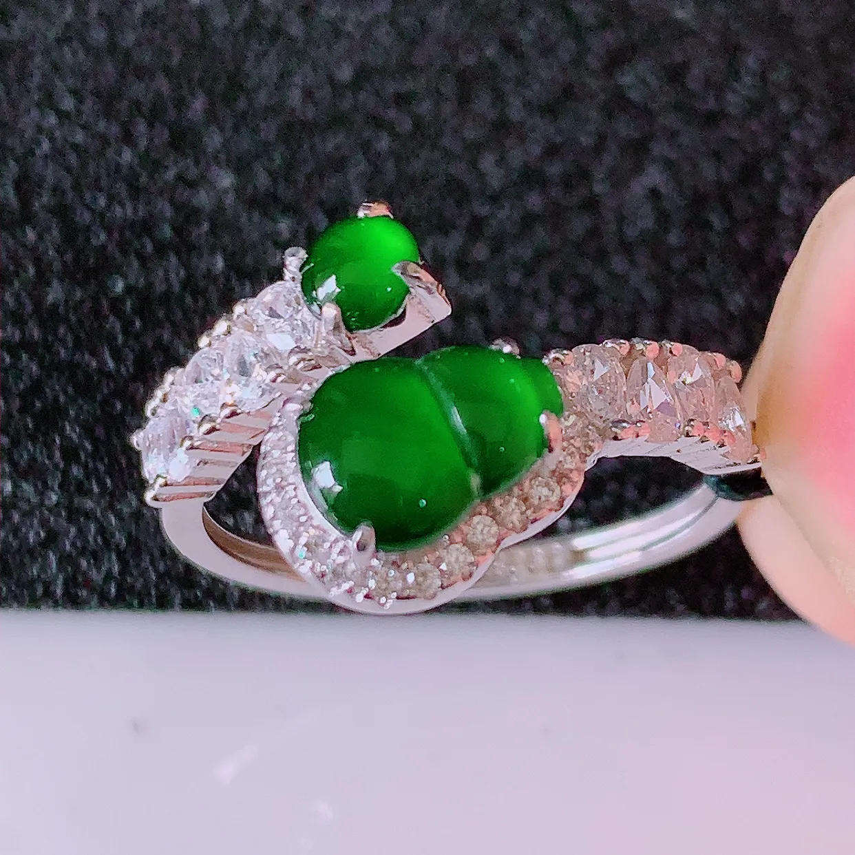 冰透满绿翡翠925银镶嵌戒指，自然光实拍，翠色灵动，颜色漂亮，种老水足，品相佳，佩戴佳品！#97.4（圈口可调大小）整体24*18.5*5.2裸石7.6/6