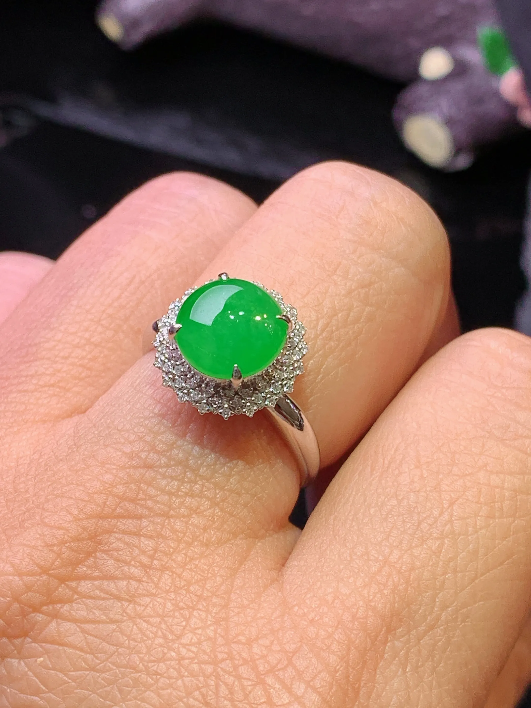 18k金钻镶嵌翠绿蛋面戒指 玉质细腻 色泽清新艳丽 圈口13.5 整体尺寸12.5*9