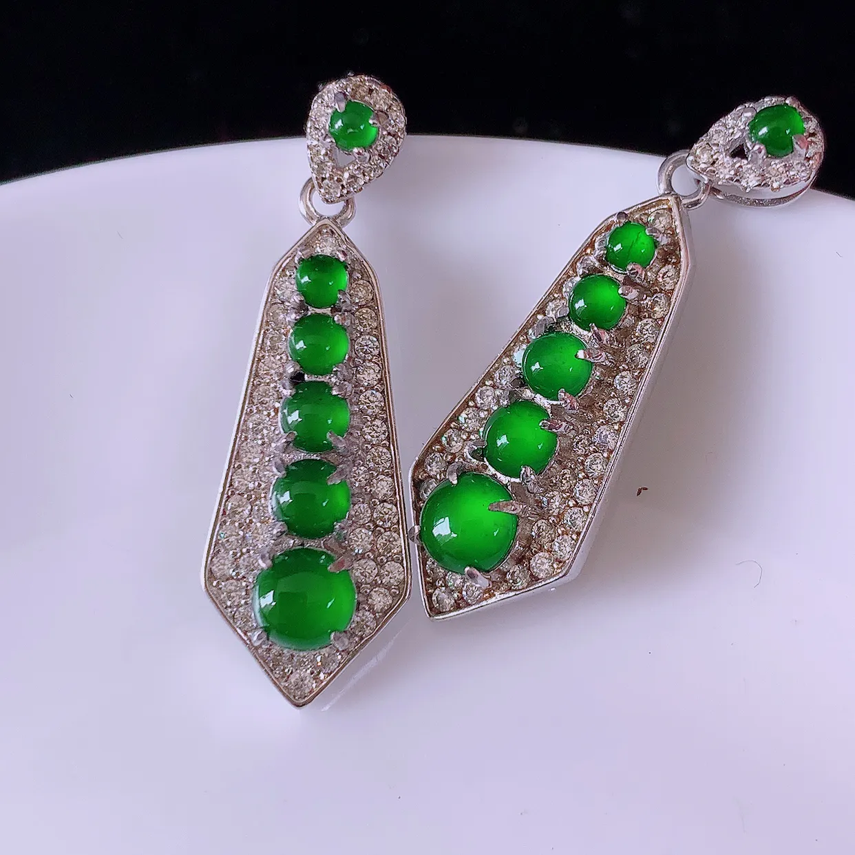 冰透满绿翡翠925银镶嵌耳坠，自然光实拍，翠色灵动，颜色漂亮，种老水足，品相佳，佩戴佳品！#97.4