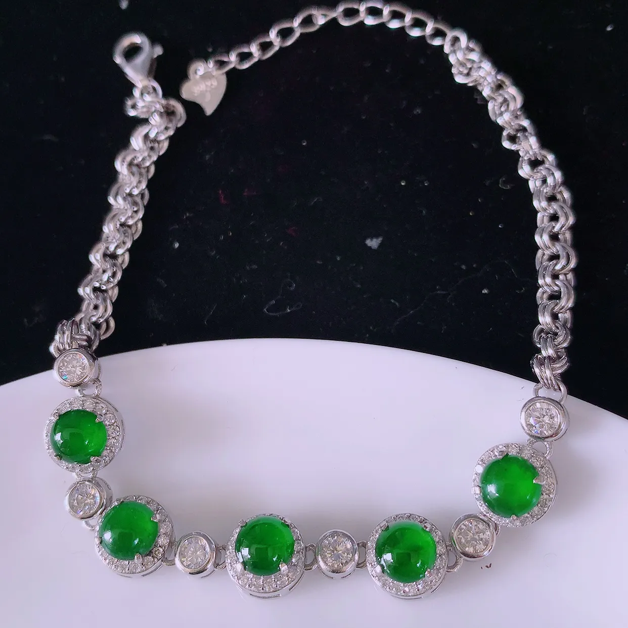 冰透满绿翡翠925银镶嵌手链，自然光实拍，翠色灵动，颜色漂亮，种老水足，品相佳，佩戴佳品！#97.4取一整体7.2*7.2*5.8裸石5*5