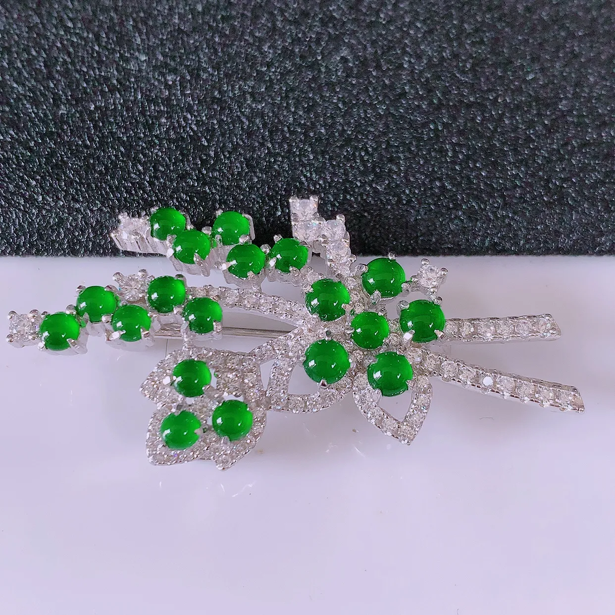 冰透满绿翡翠925银镶嵌胸针，自然光实拍，翠色灵动，颜色漂亮，种老水足，品相佳，佩戴佳品！#97.4
