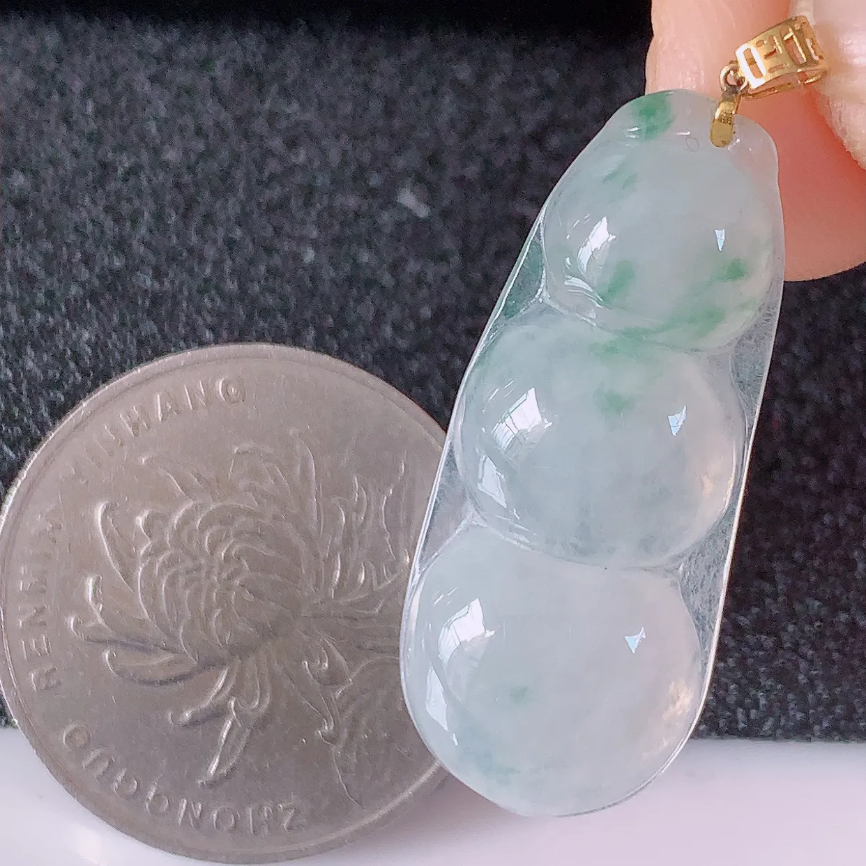 18K金镶嵌冰种飘花四季豆翡翠吊坠，寓意“四季平安，福气满满”胶感十足，饱满，佩戴效果优雅迷人！#49.4