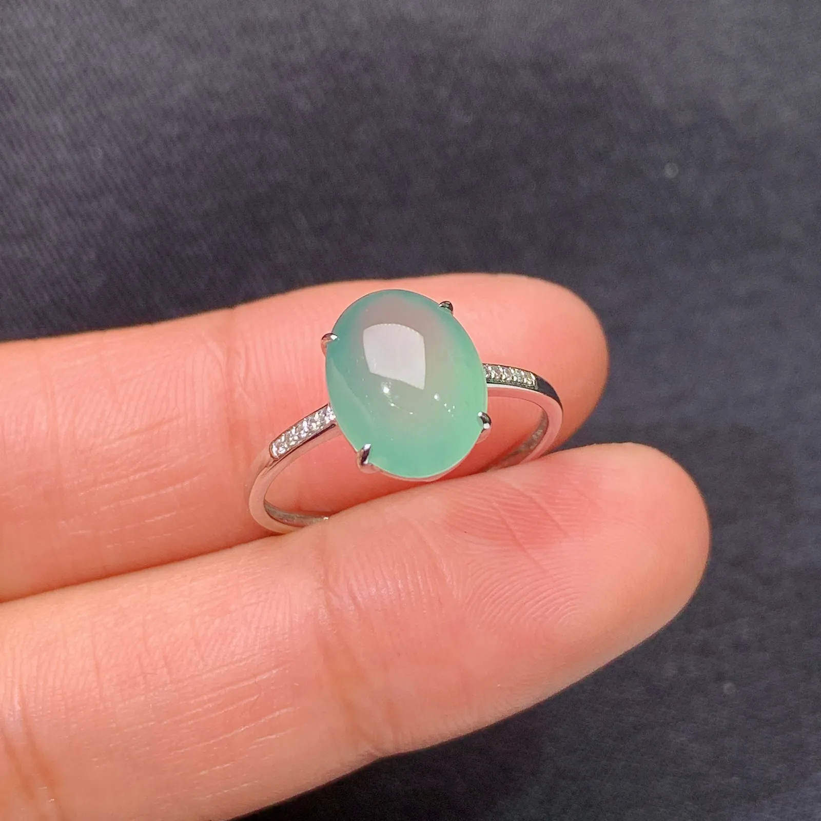 冰晴底蛋面戒指，18k金镶嵌，简约时尚，冰润细腻，种水足，By1 尺寸10.3*7.9*3.3 圈口14