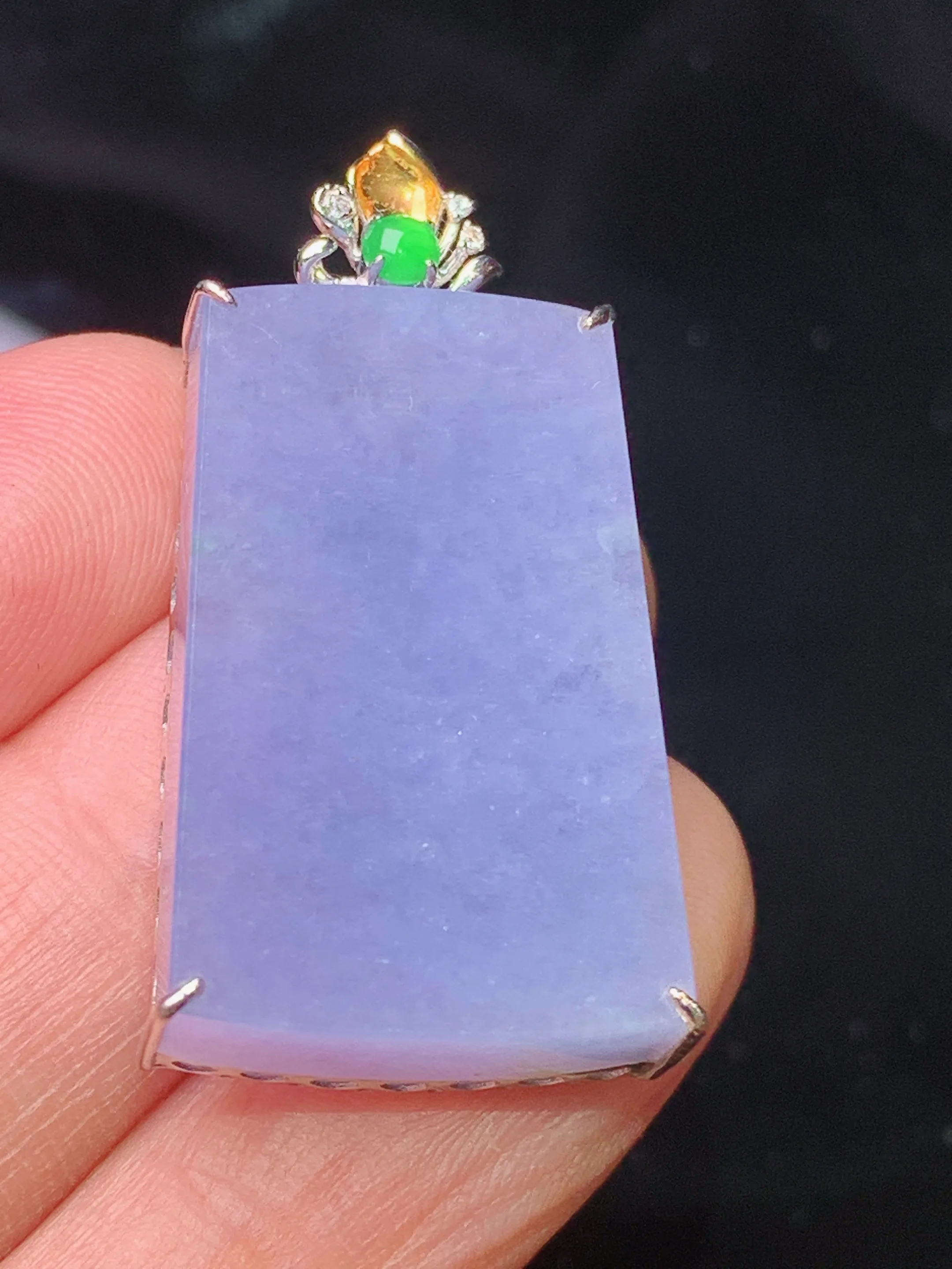 18k金镶嵌紫罗兰无事牌吊坠 玉质细腻 色泽艳丽清新 整体尺寸34*16.5*7.2