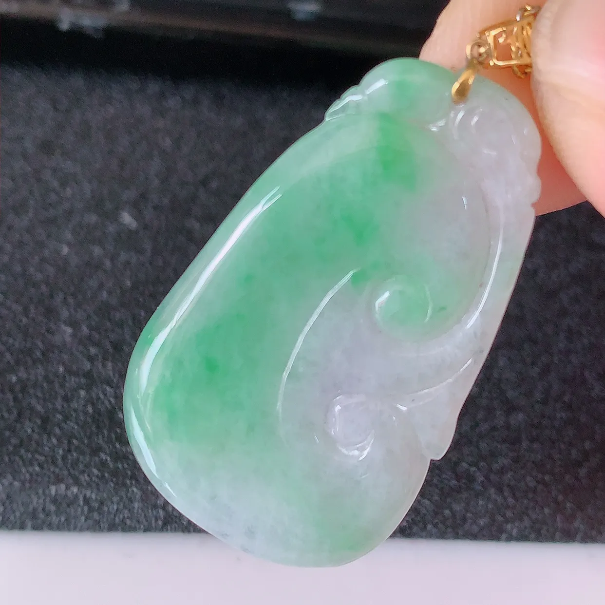 18K金镶嵌冰润飘绿翡翠万事如意吊坠，玉质细腻，时‮大尚‬方，款式经典，佩戴优雅高贵上档次！#41.