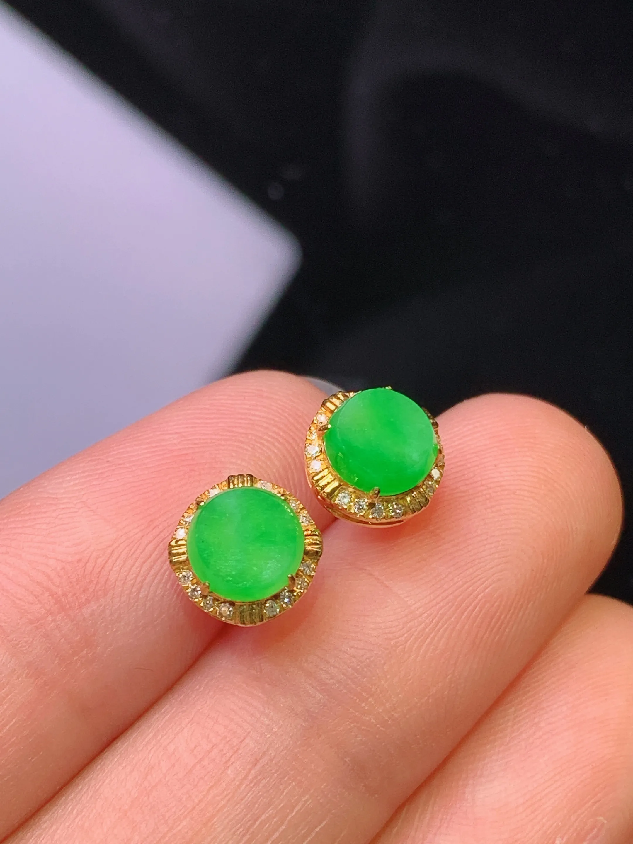 18k金钻镶嵌翠绿圆牌耳钉 玉质细腻 色泽清新艳丽 整体尺寸8*4.2