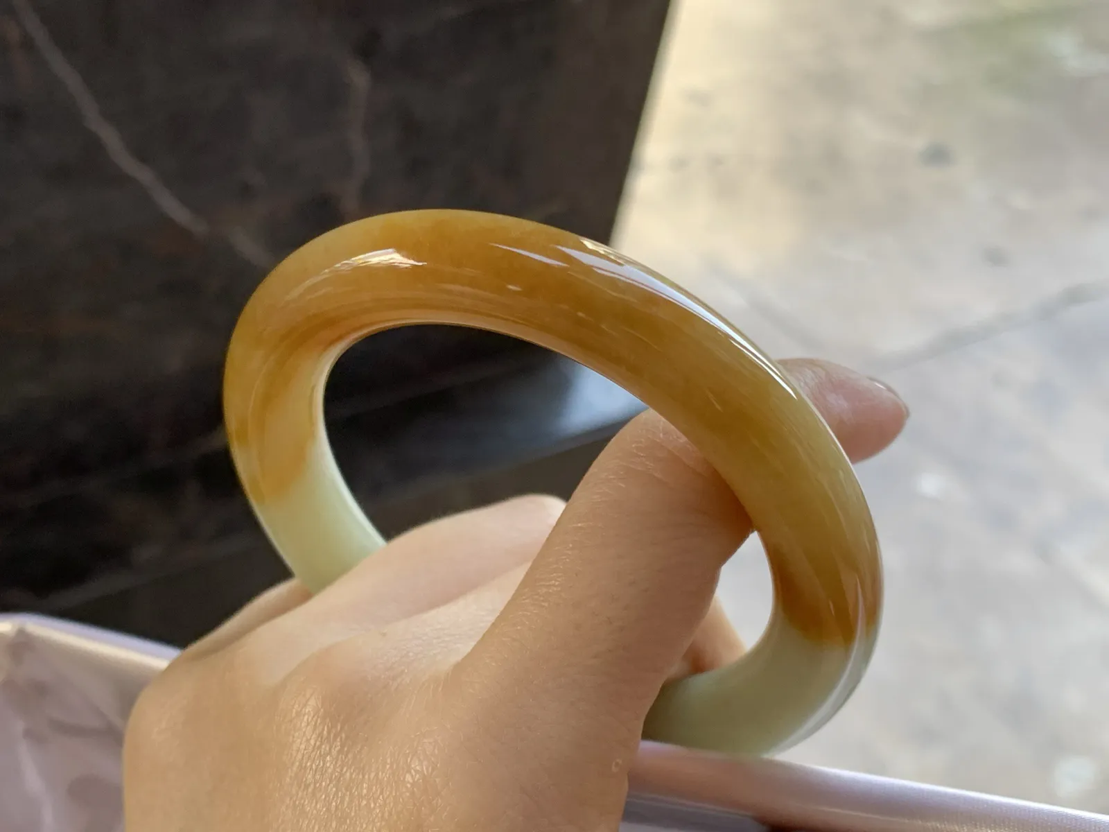 黄翡圆条手镯
尺寸：57-11.1mm
底子细腻干净～颜色漂亮