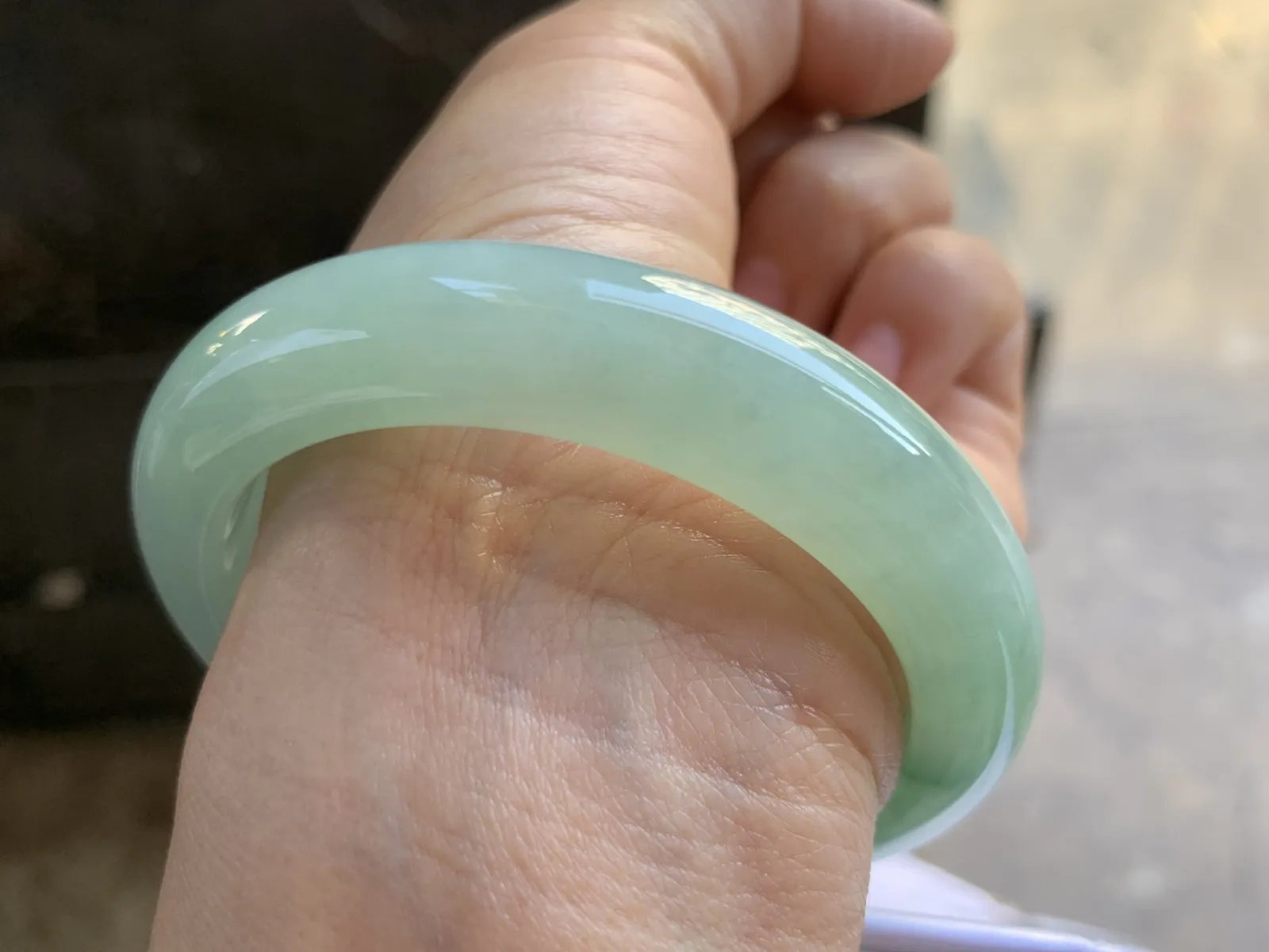 54.5-12.2-9.2mm
带色手镯 种好细腻 颜色漂亮