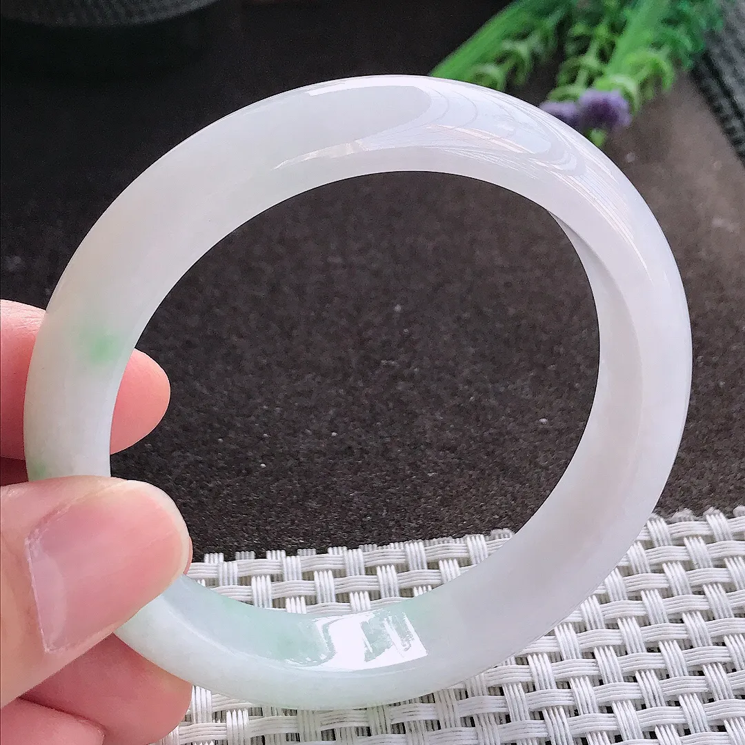 实拍A货翡翠58.5/13/8.1老坑秀气冰润飘绿手镯宽边玉镯手环