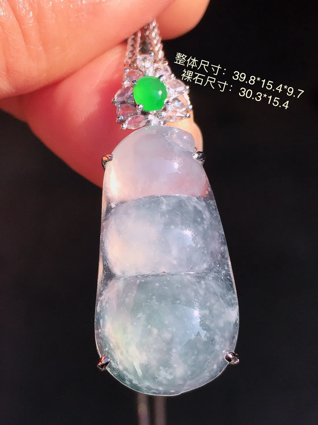 冰种福豆吊坠，玉质细腻，荧光感超
强，饱满圆润，尽显优雅气质，18k
金豪华镶嵌