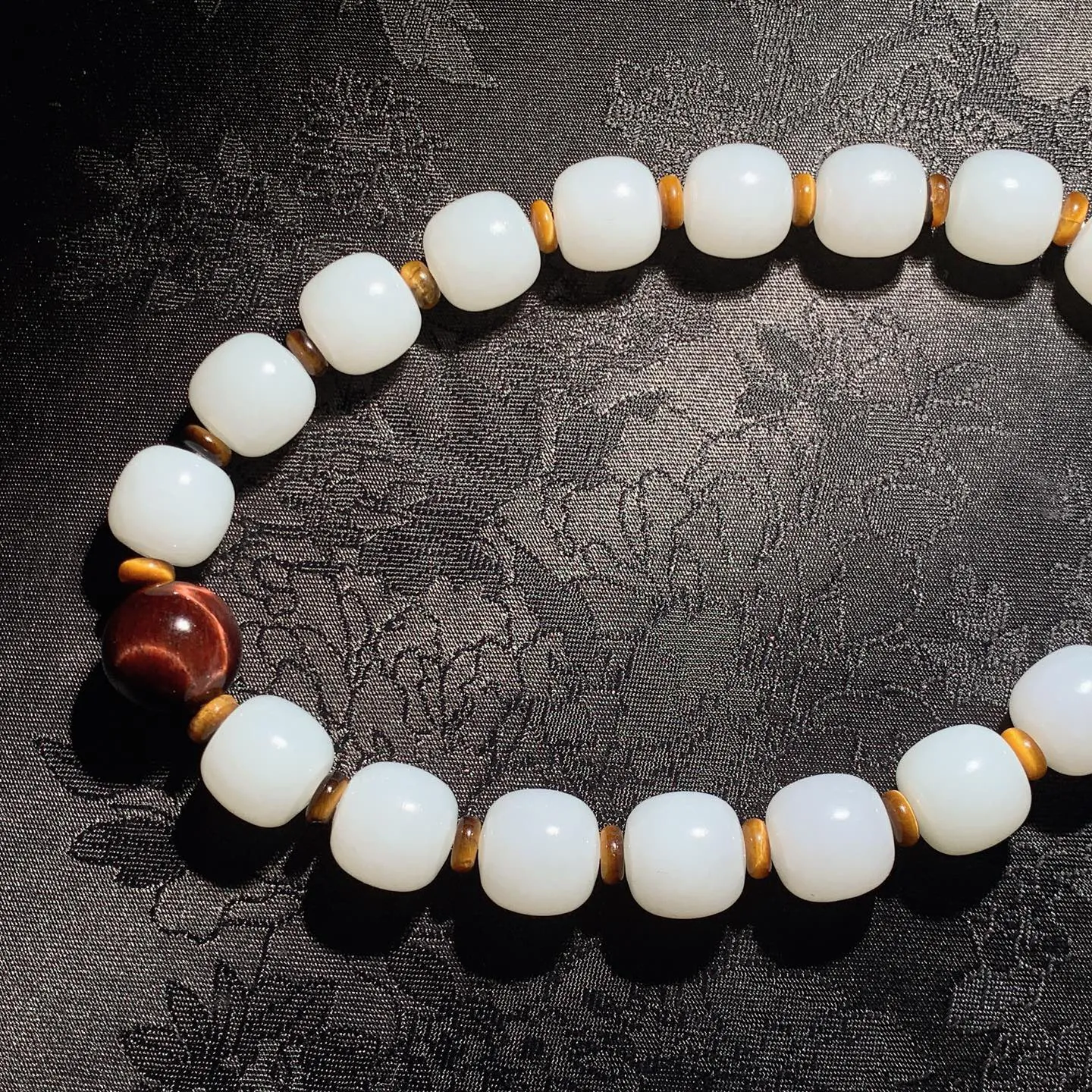 新疆和田玉羊脂白老型珠手持。十八子手持 单颗尺寸14重106.5克。玉质细腻油润。手推出油。佩戴高端典雅。lt250105