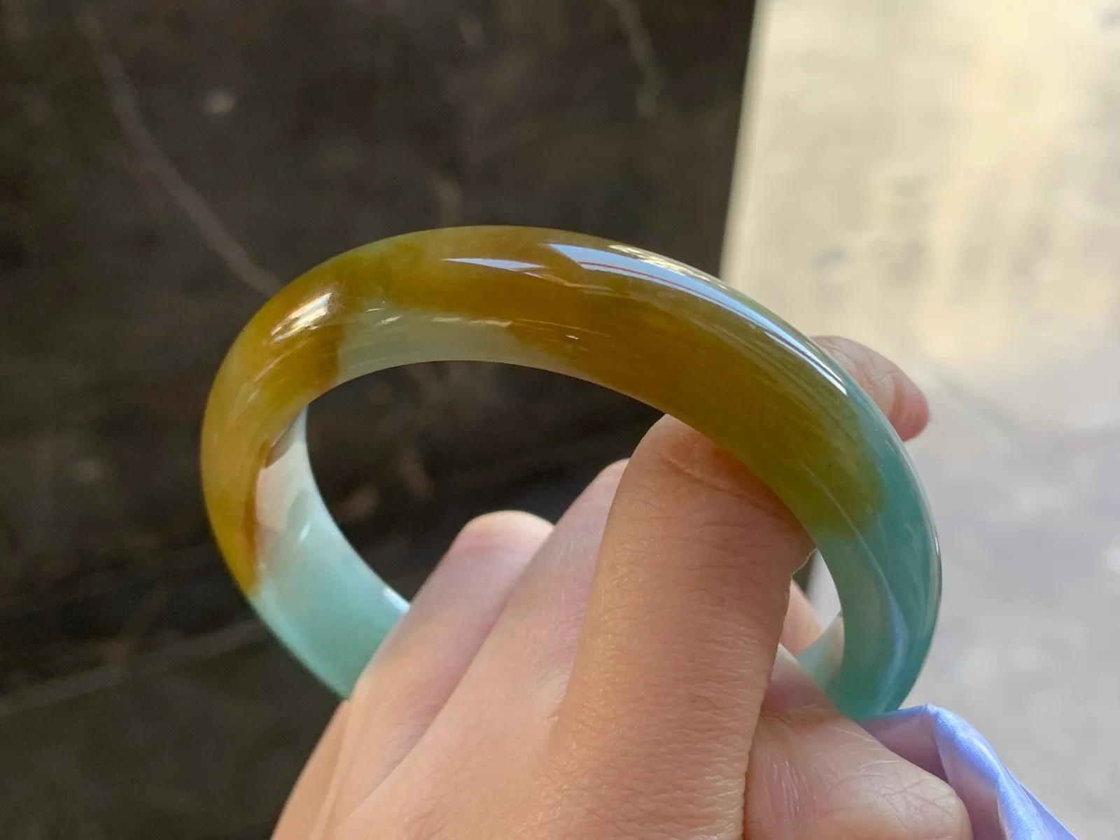 57-13.3-8.3

黄翡手镯^_^颜色鲜艳 玉质温润