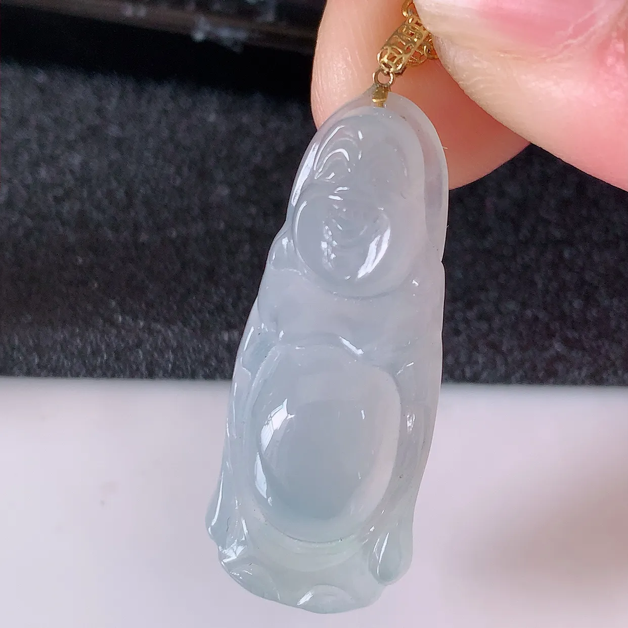 18K金镶嵌冰种翡翠站佛公吊坠，玉笑佛种老水足，雕工精湛 ，寓意美好，佩戴时尚出众！#1.4