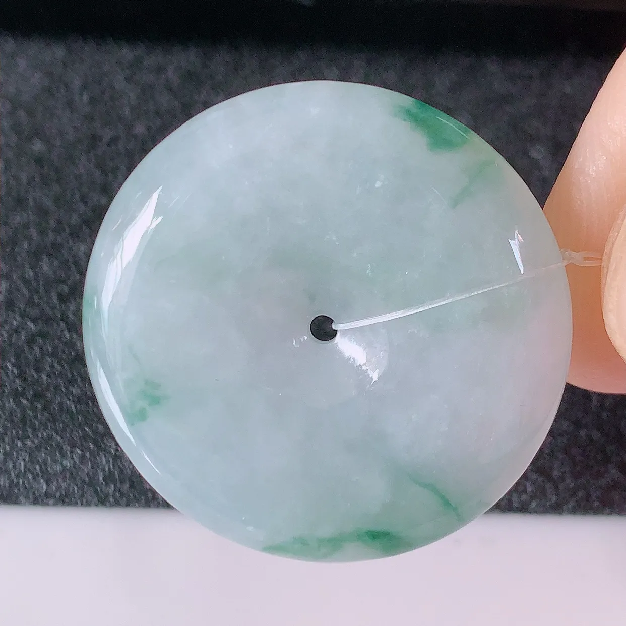 自然光实拍，冰润飘花翡翠平安扣吊坠，冰透，灵动飘逸，寓意平平安安，平安扣佩戴端庄漂亮！#49.4