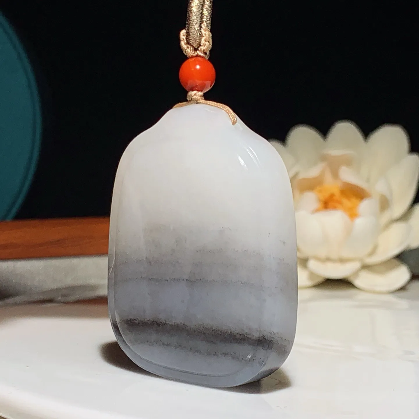 新疆和田玉羊脂白籽料青花平安无事牌挂件。尺寸49/38/13重49.5克。白度一级。玉质细腻油润。手推出油。佩戴高端典雅。lt250105