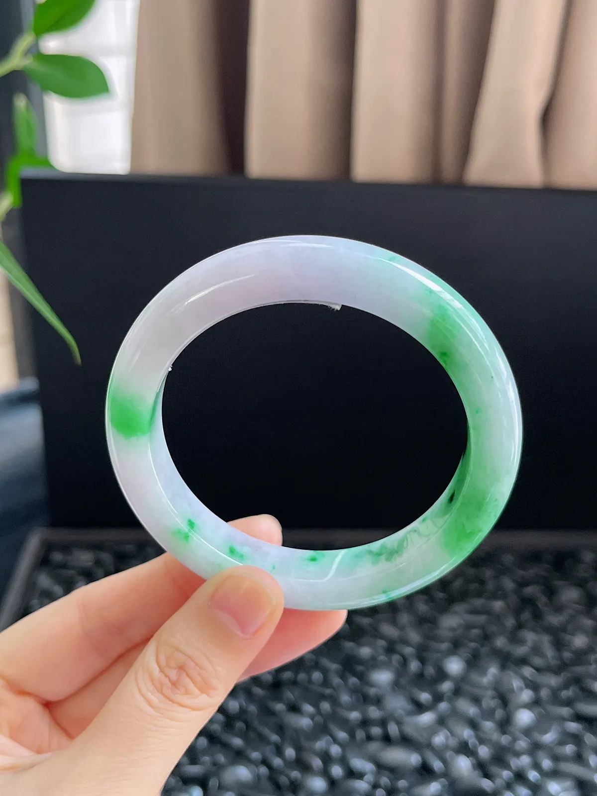 正圈56.8圈口，翡翠糯化种飘绿手镯