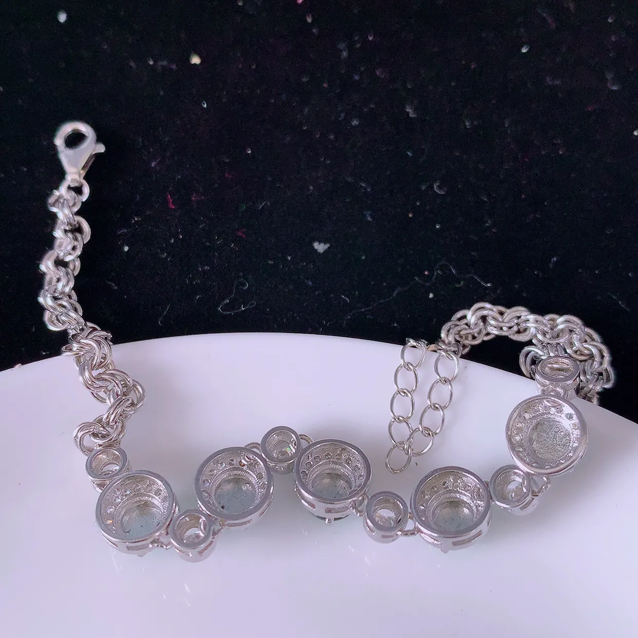 冰透满绿翡翠925银镶嵌手链，自然光实拍，翠色灵动，颜色漂亮，种老水足，品相佳，佩戴佳品！#97.4取一整体7.2*7.2*5.8裸石5*5