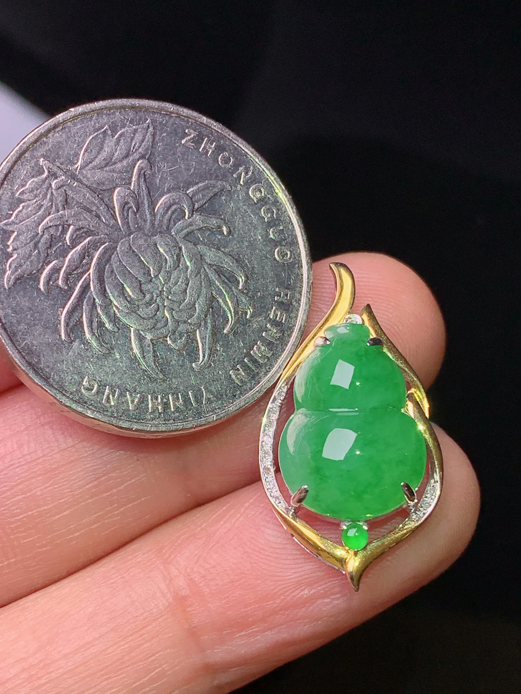 18k金镶嵌翠绿葫芦吊坠 玉质细腻 色泽艳丽清新 整体尺寸24.5*12.8*7