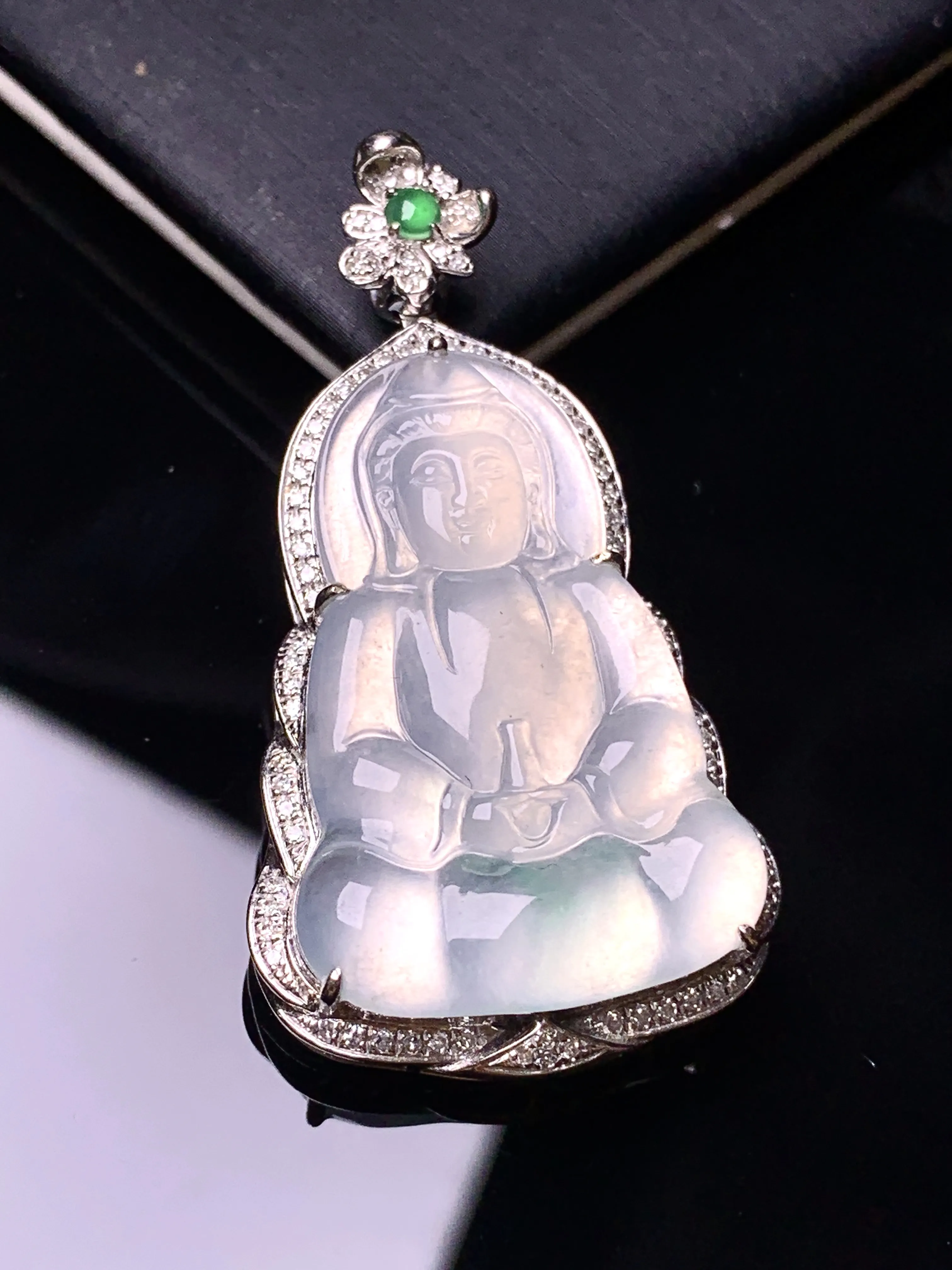 18k金钻镶嵌冰种观音菩萨吊坠 玉质细腻 色泽艳丽清新 整体尺寸43*23.3*7.3