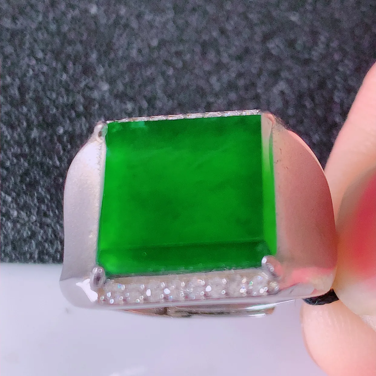 冰透满绿翡翠马鞍925银镶嵌戒指，自然光实拍，翠色灵动，颜色漂亮，种老水足，品相佳，佩戴佳品！#97.4（圈口可调大小）整体24.2*18*5裸石12-11