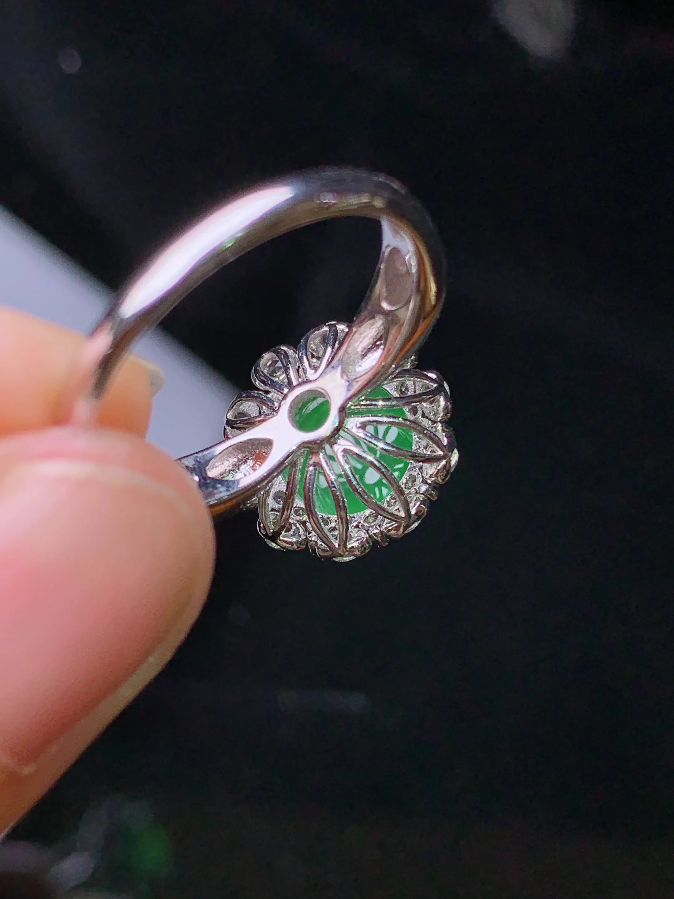 18k金钻镶嵌翠绿蛋面戒指 玉质细腻 色泽清新艳丽 圈口12.5 整体尺寸12.5*12*11.2