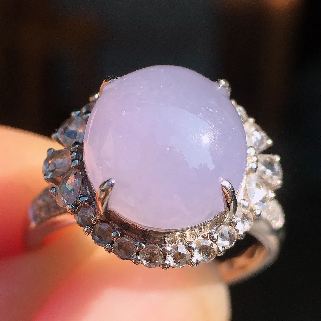 紫罗兰蛋面戒指，色泽均匀艳丽，玉质细腻，荧光感超
强，饱满圆润，尽显优雅气质，18k
金豪华镶嵌