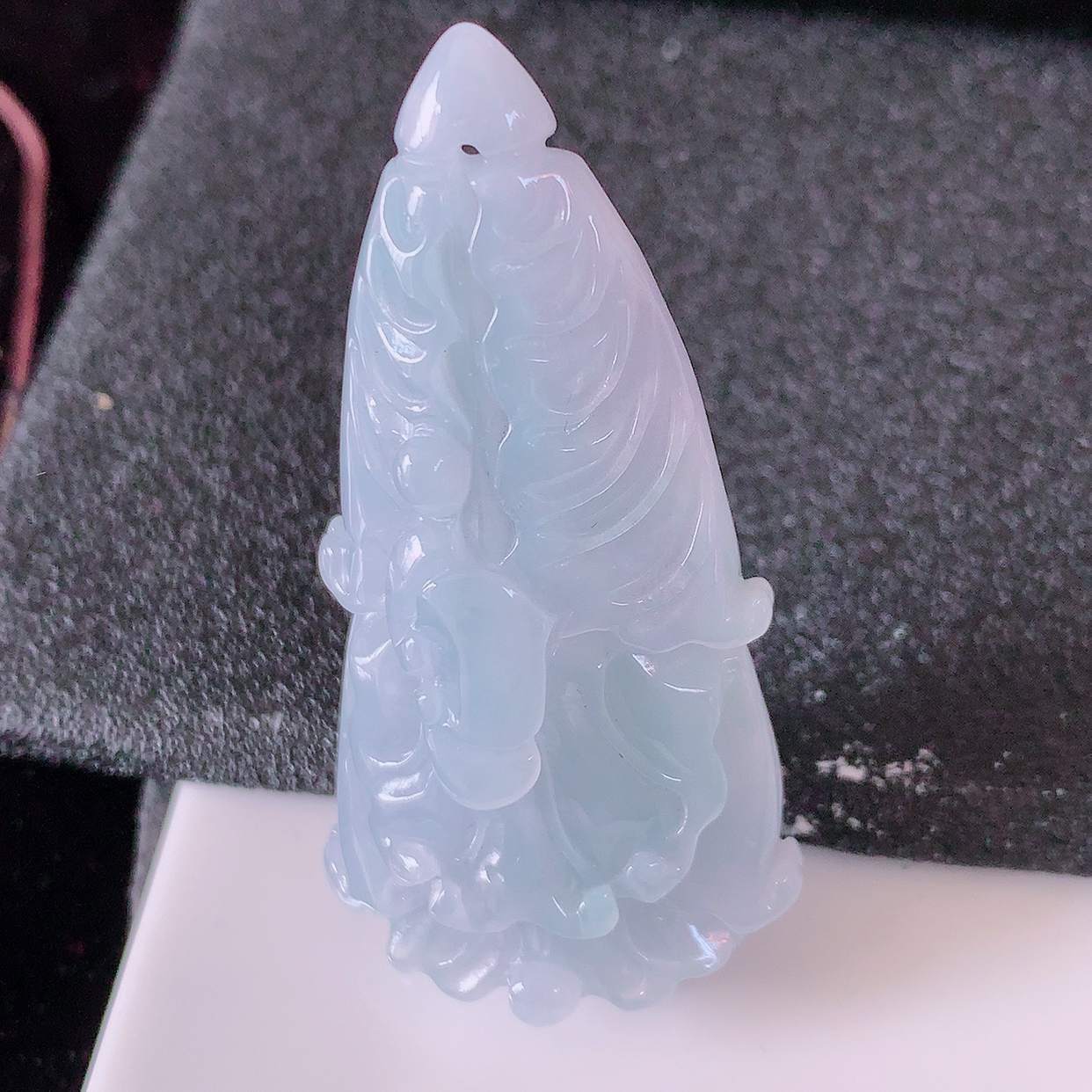 自然光实拍，精雕紫罗兰翡翠白菜吊坠，百财聚来，财源滚滚，精工水润的白菜，十分厚实，性价比高！#41.