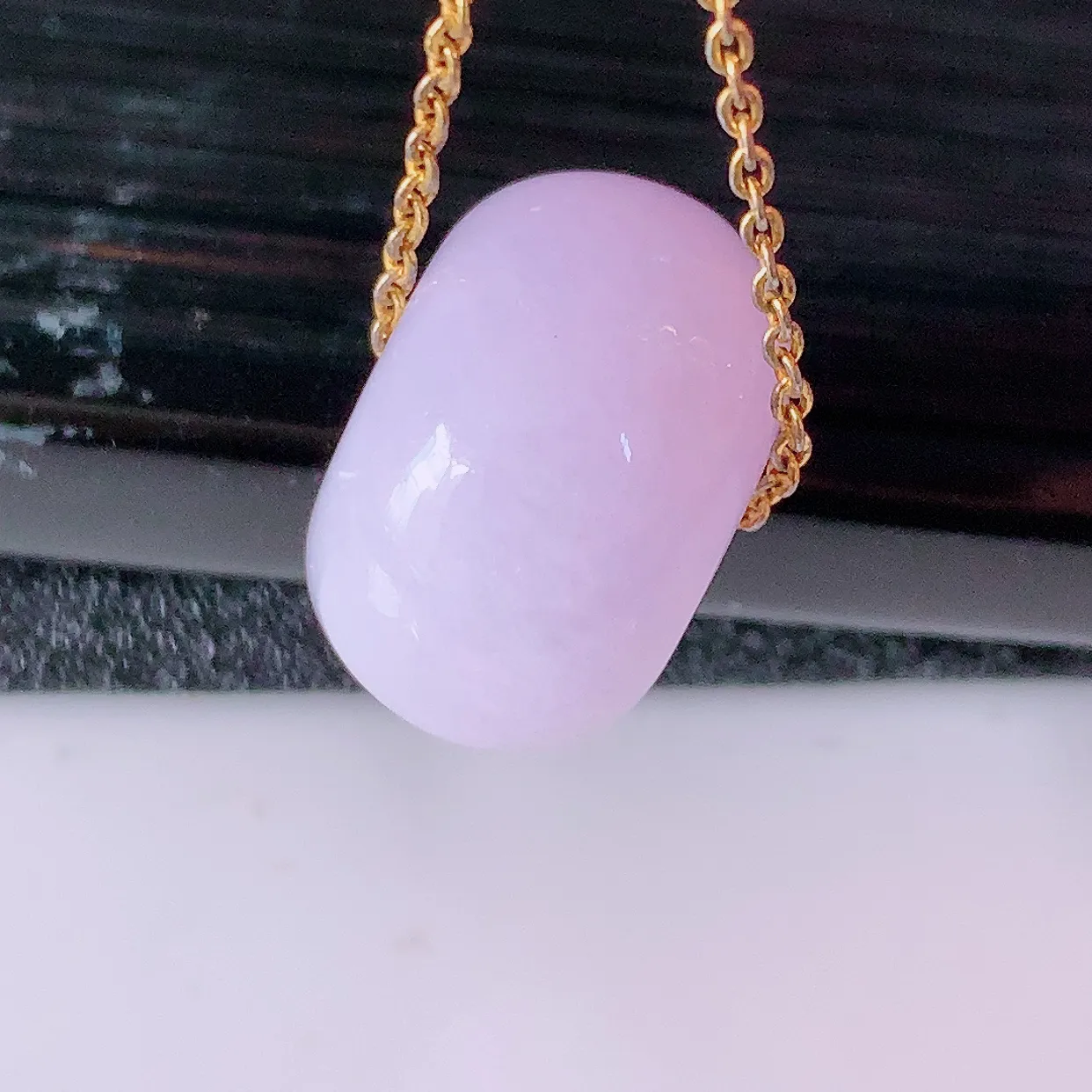 自然光实拍，冰润紫罗兰翡翠路路通吊坠，寓意时来运转、财源滚滚，款式新颖时尚，日常百搭的款！配图银链#57.4