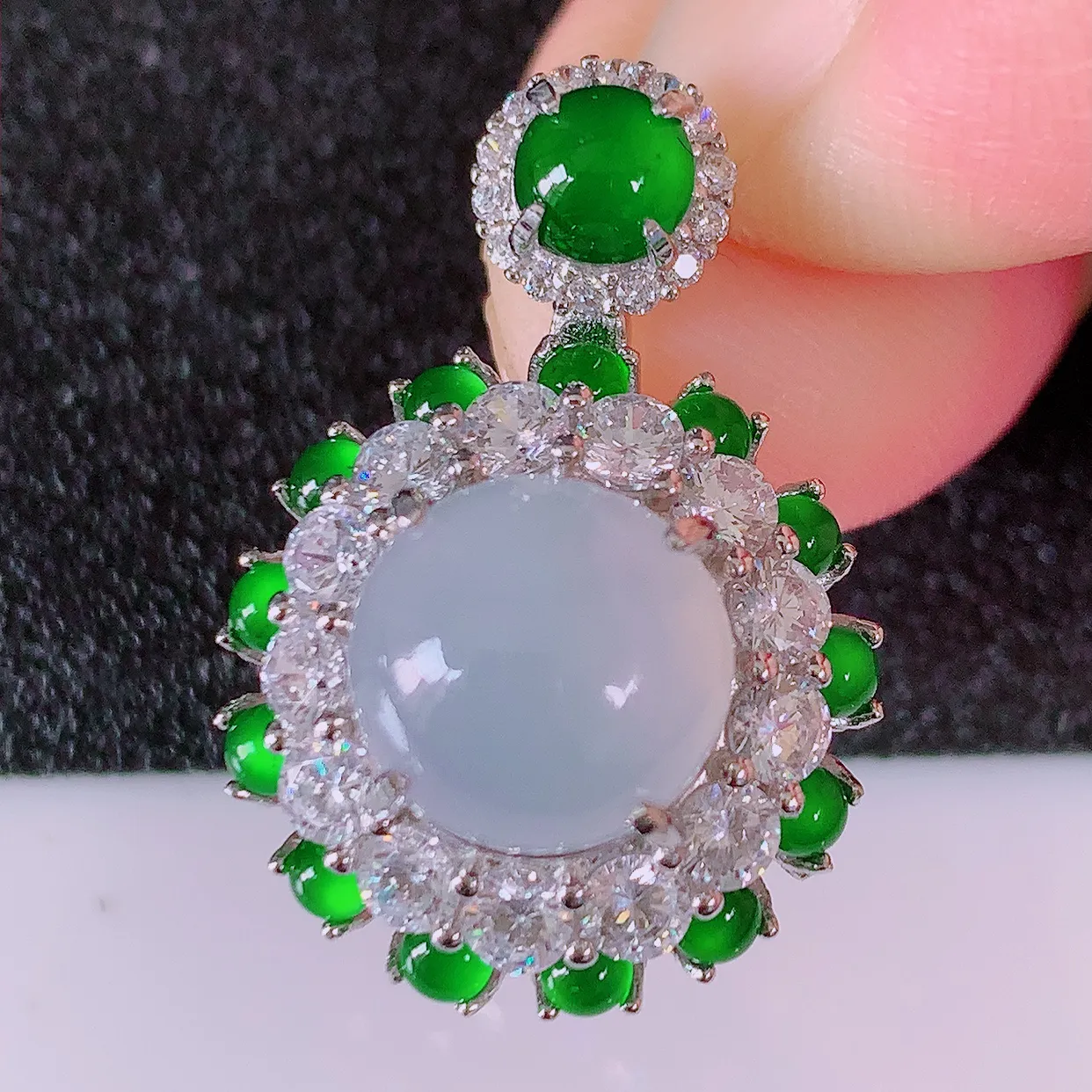 冰透满绿翡翠925银镶嵌吊坠，自然光实拍，翠色灵动，颜色漂亮，种老水足，品相佳，佩戴佳品！#97.4整体26.6-18-10.5裸石9.5*9.5