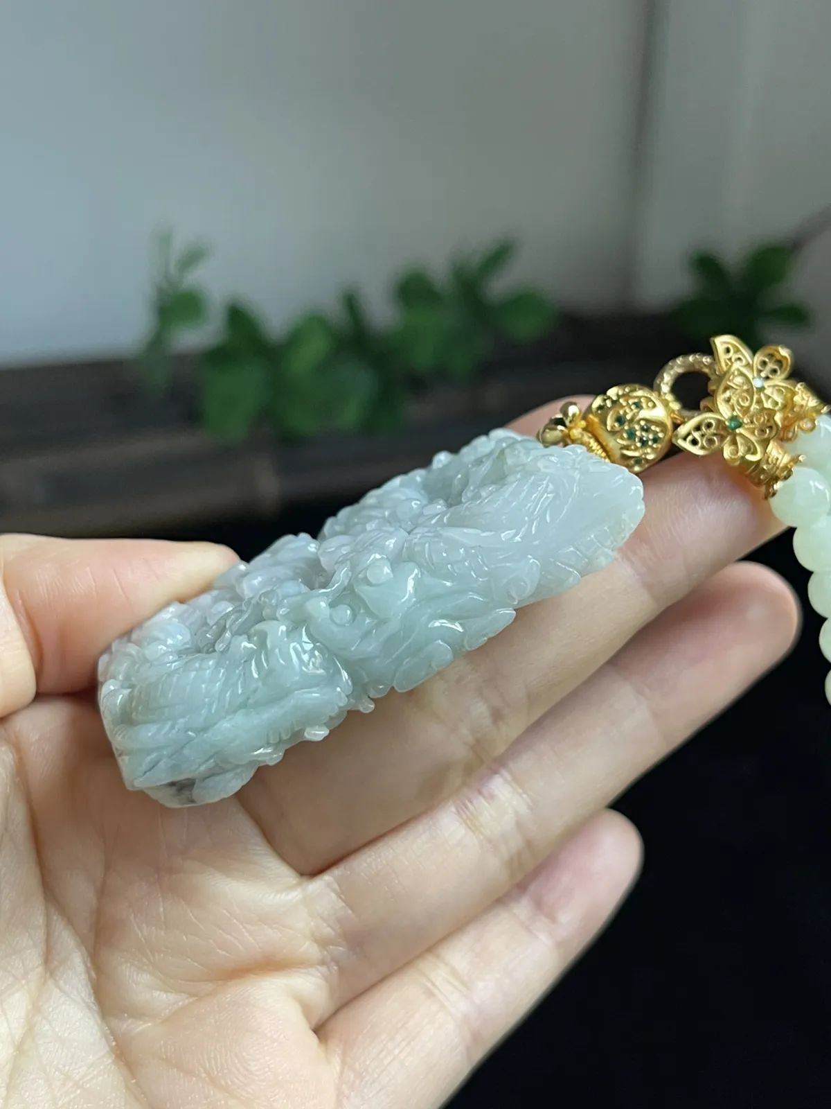 翡翠糯化种吊坠，配珠未测