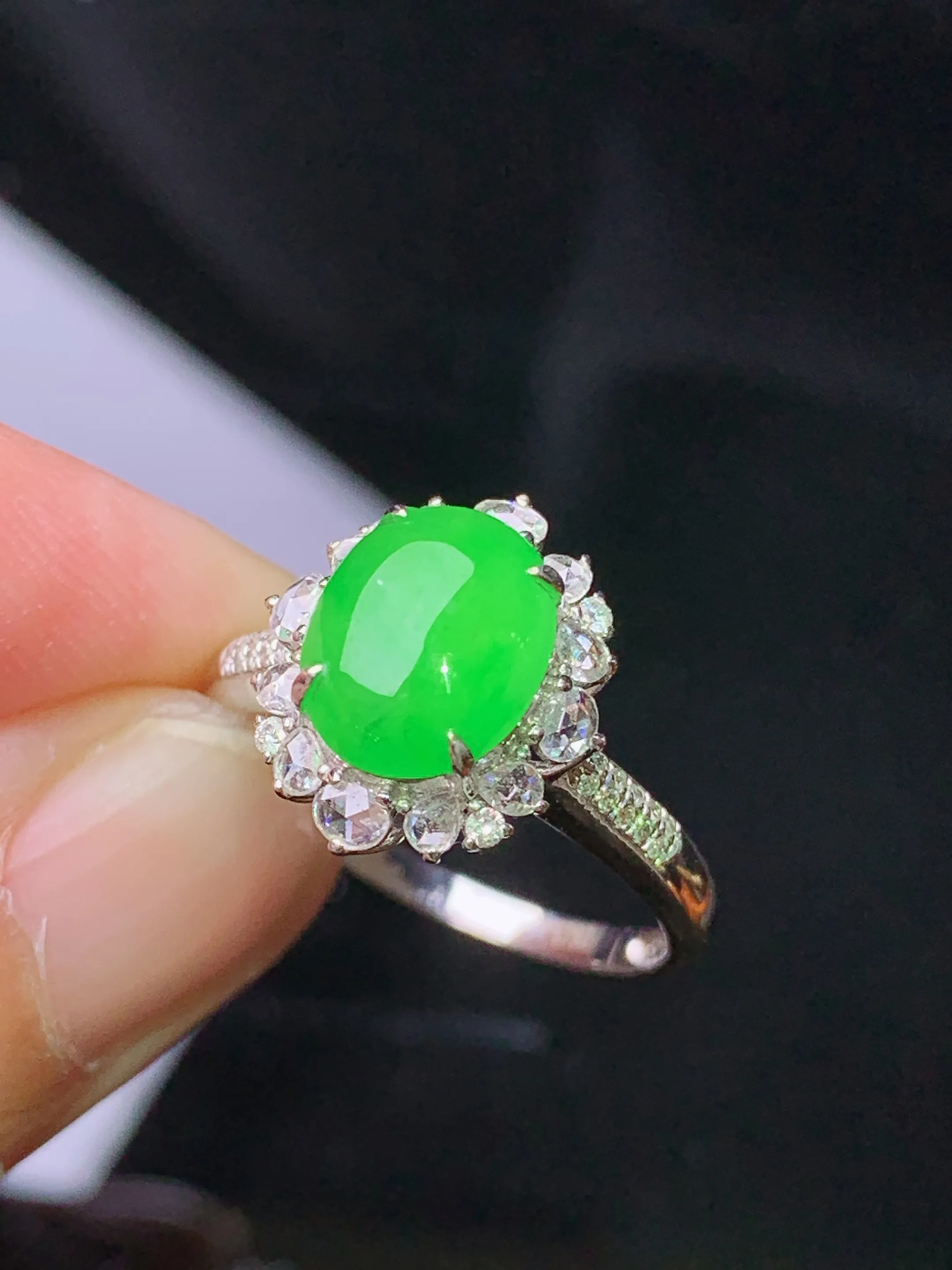 18k金钻镶嵌翠绿蛋面 玉质细腻 色泽清新艳丽 圈口12.5 整体尺寸13.2*11.6*8.5