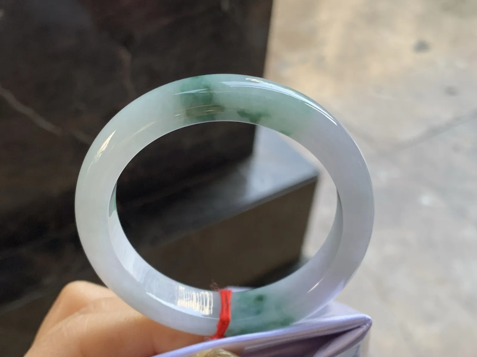 飘花手镯
尺寸：52-11-7.5mm
肉质细腻～飘花点缀