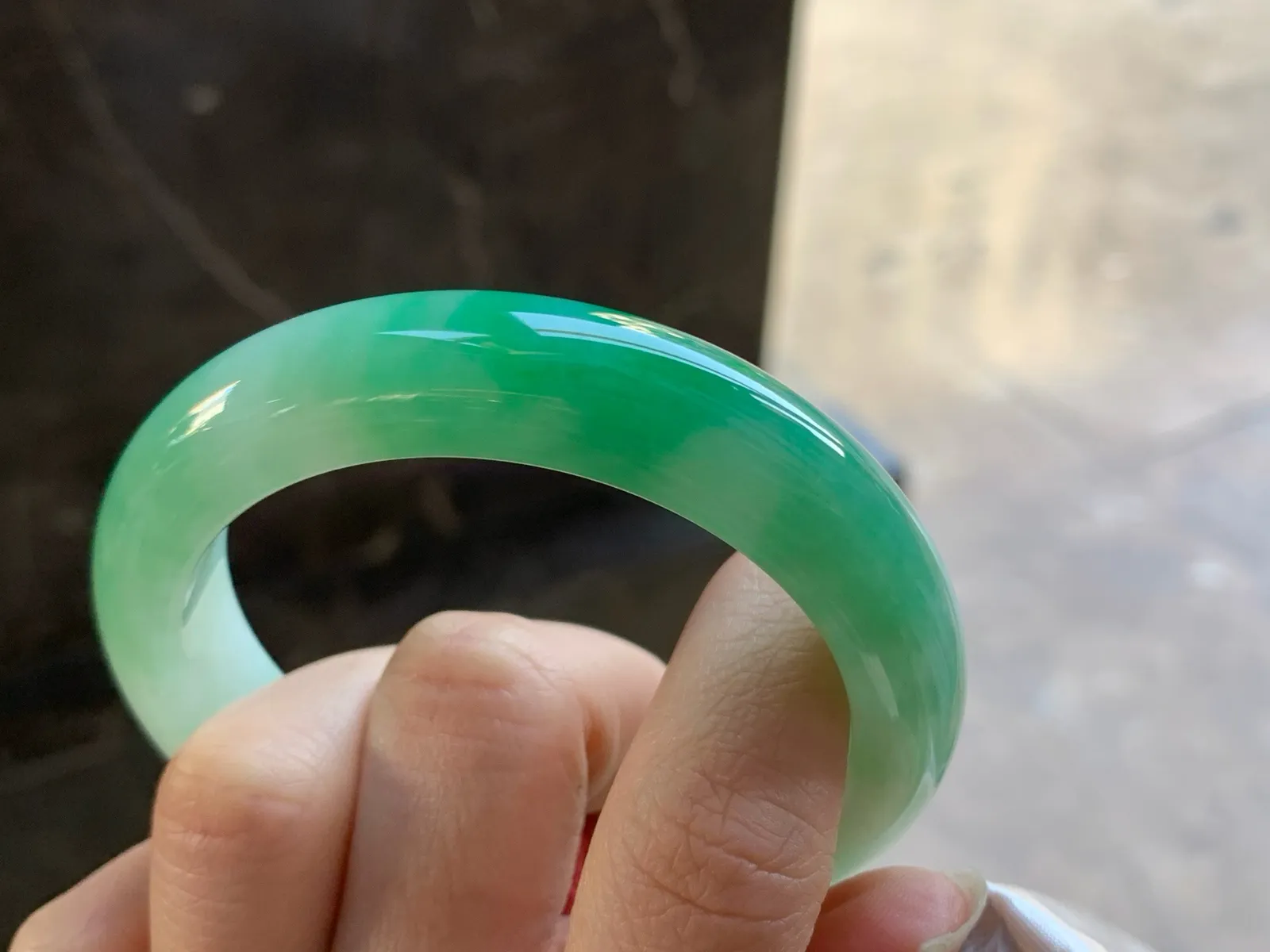 55-12.9-8.9

阳绿色手镯^_^玉质温润 细腻