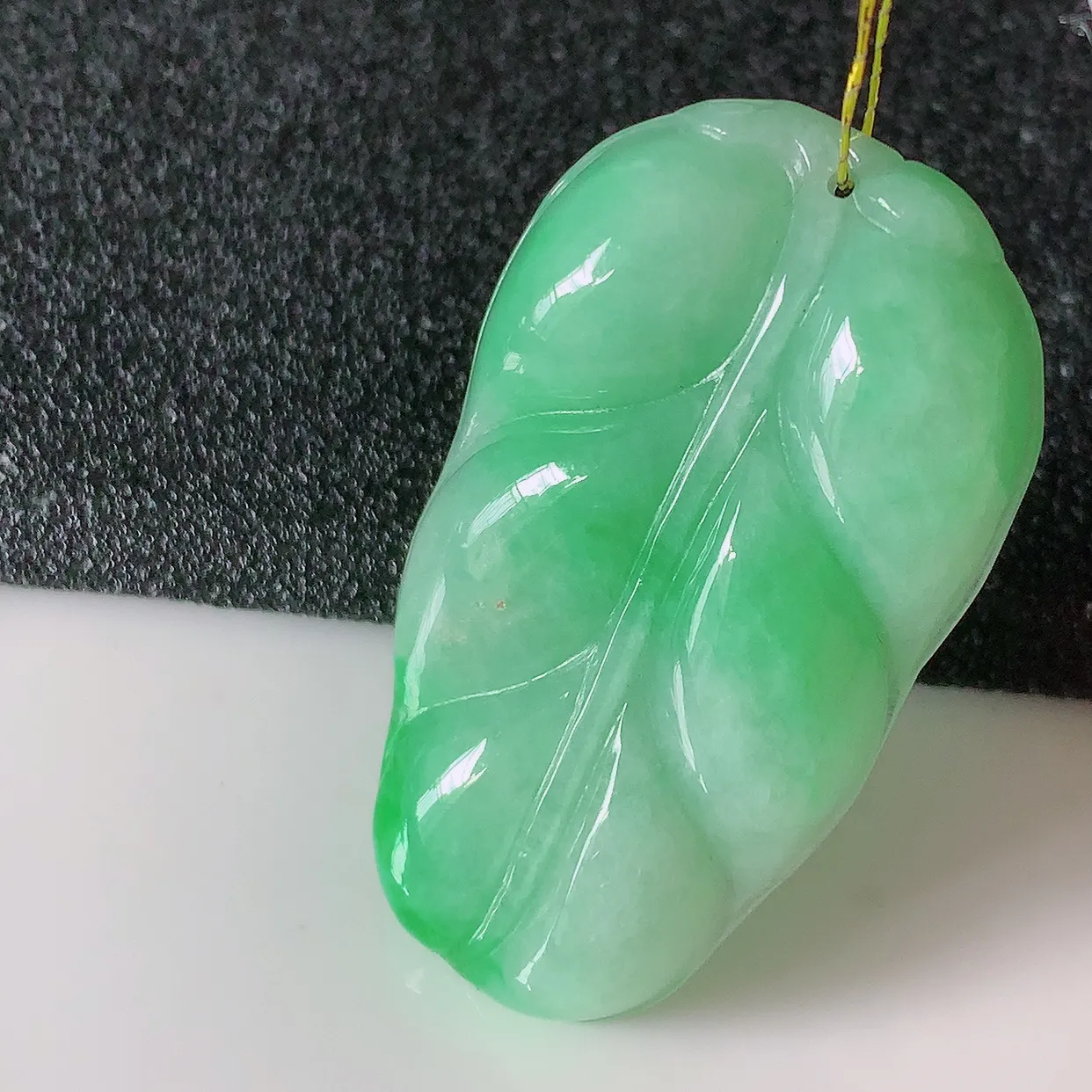 自然光实拍，冰润飘绿翡翠事业有成叶子吊坠，莹润且起胶，叶子清秀优雅，佩戴大业有成！#35.4