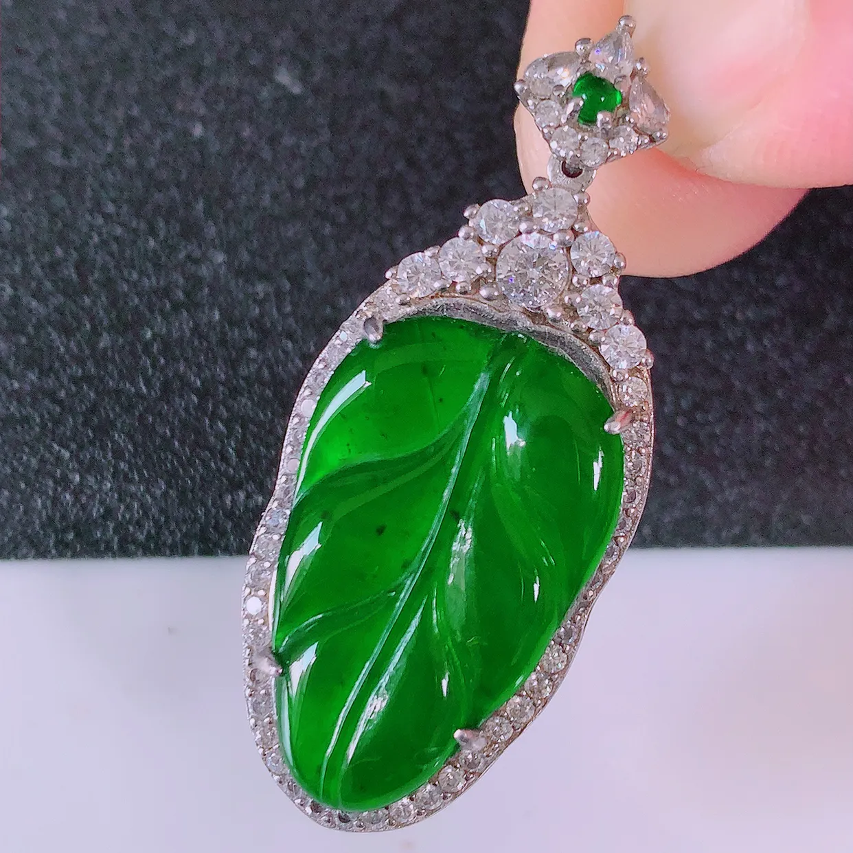 冰透满绿翡翠925银镶嵌叶子吊坠，自然光实拍，翠色灵动，颜色漂亮，种老水足，品相佳，佩戴佳品！#97.4整体40*16.8*7.2裸石23*14.5