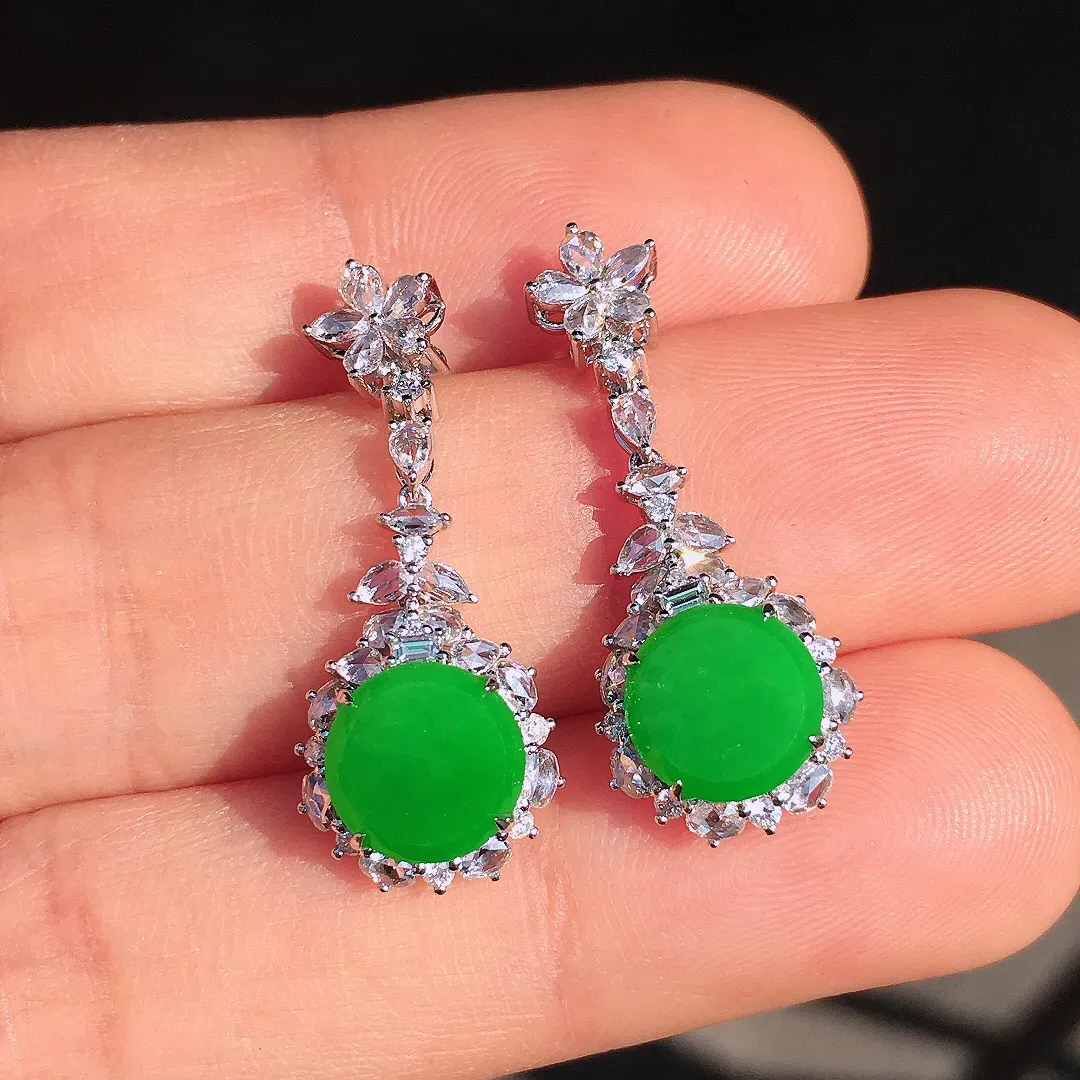 阳绿平安扣耳坠，色泽均匀艳丽，玉质细腻，荧光感超
强，饱满圆润，尽显优雅气质，18k
金豪华镶嵌